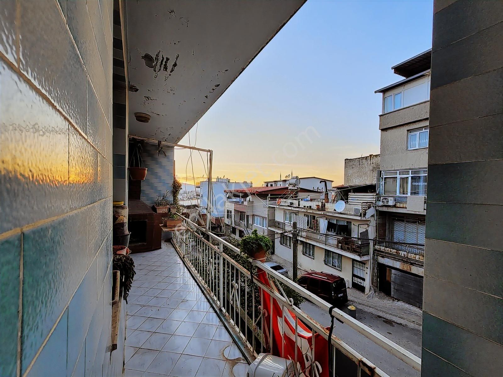 Buca Ufuk Mahallesi Geniş Arsalı Komple Satılık Bina - Görsel 2