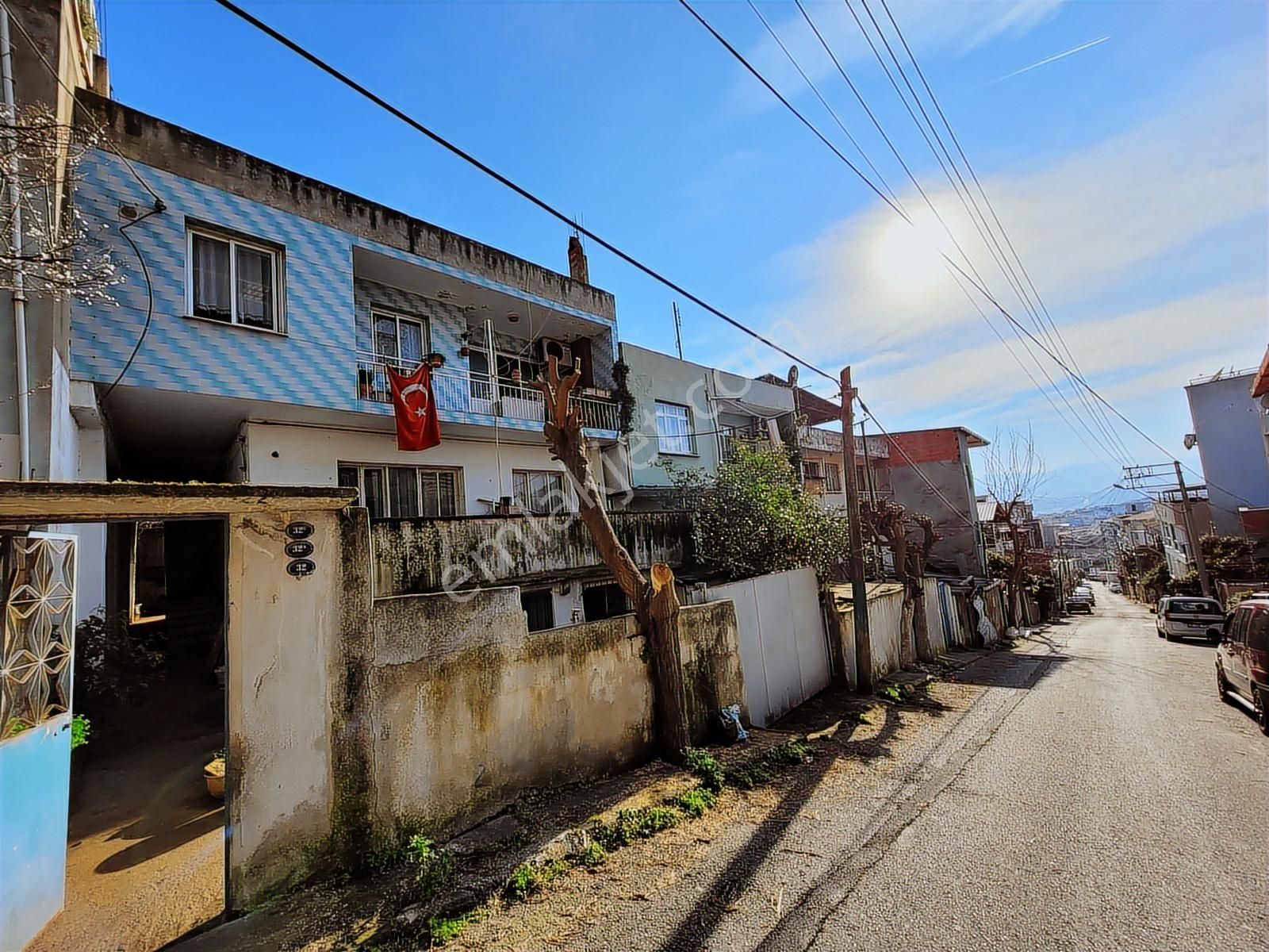 Buca Ufuk Mahallesi Geniş Arsalı Komple Satılık Bina