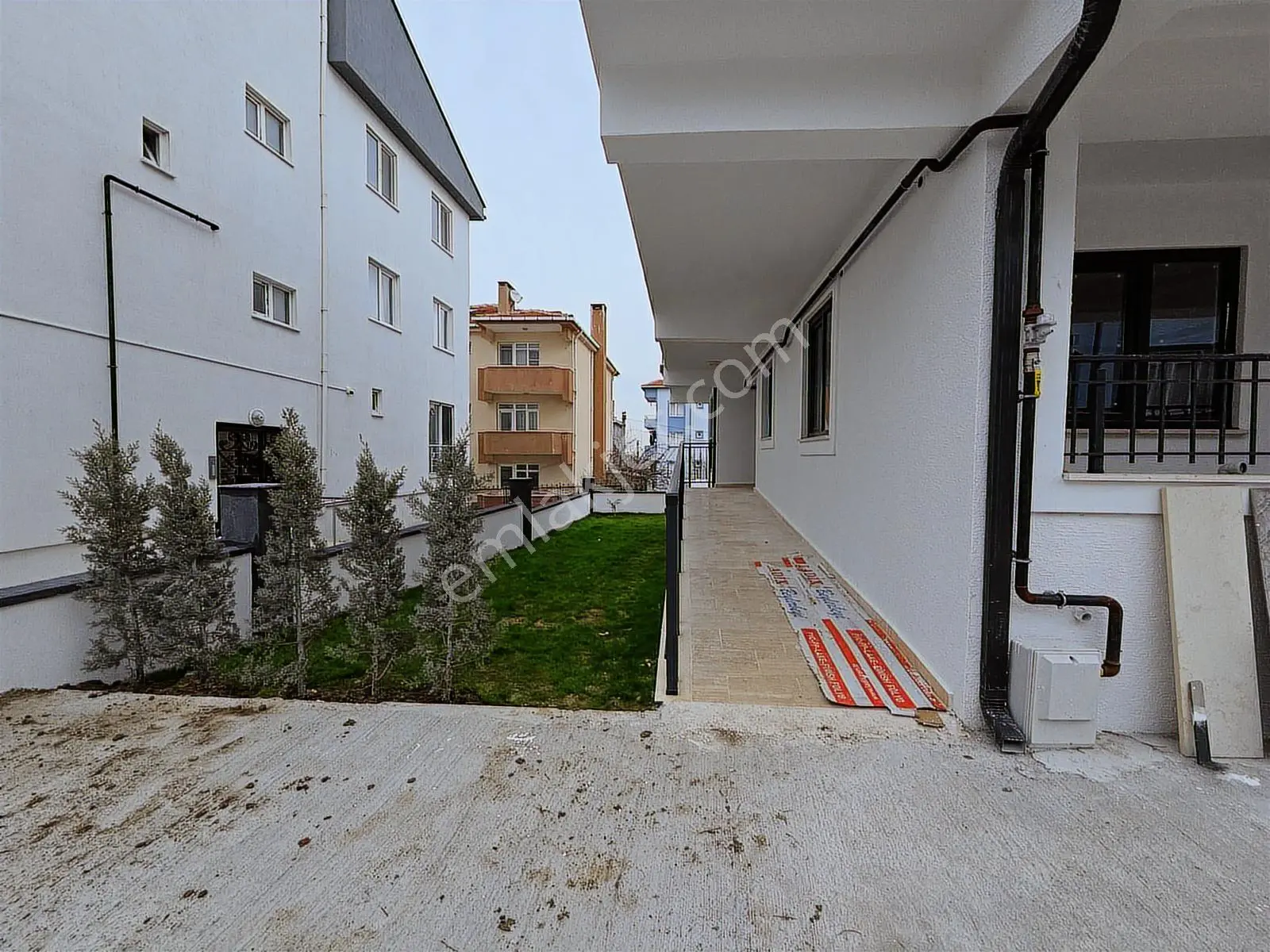 Cumhuriyet Mahallesinde Merkezi Konumda 2+0 Satılık Daire - Görsel 2