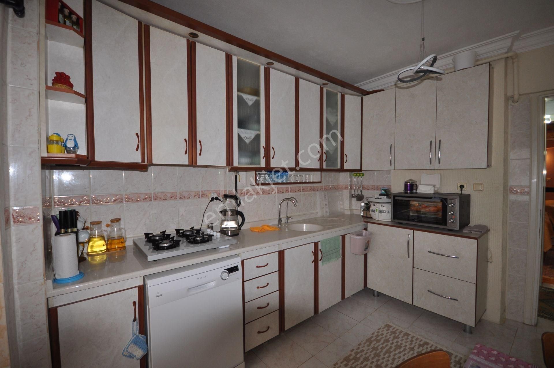 Söke Atatürk Mahallesinde Arakat 3+1 Satılık Daire