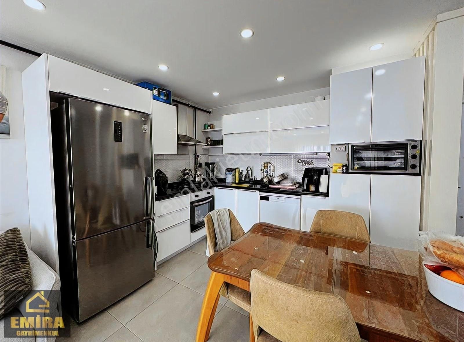 2+1 Açık Mutfak Çift Banyolu Cam Balkonlu Satılık Daire