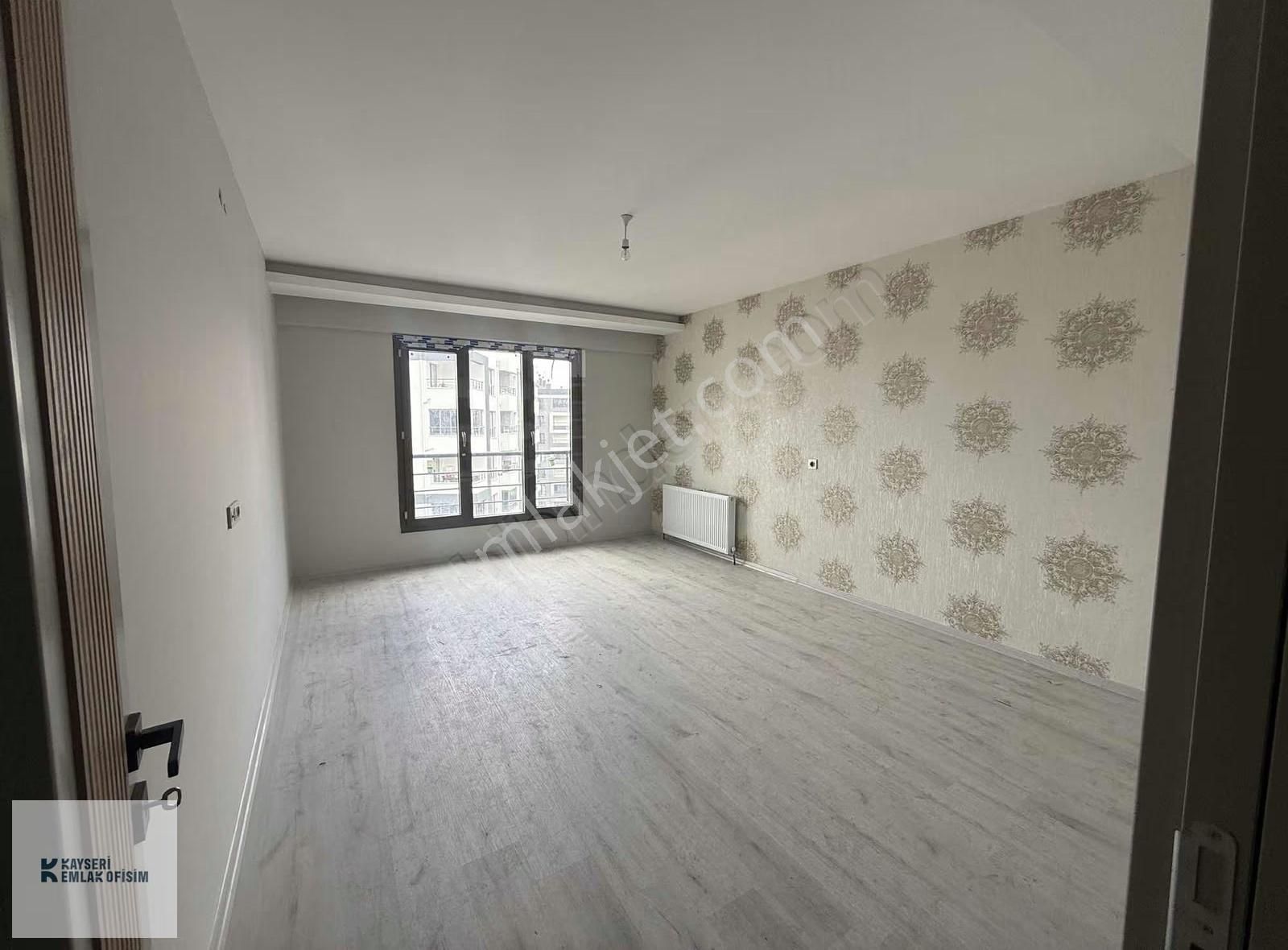 Küçükali Mahallesi Kiralık 2+1 Köşe Daire - Görsel 3