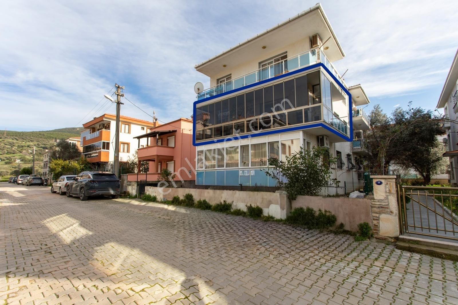 Yenifoça'da Satılık 2+1 Ara Kat Daire