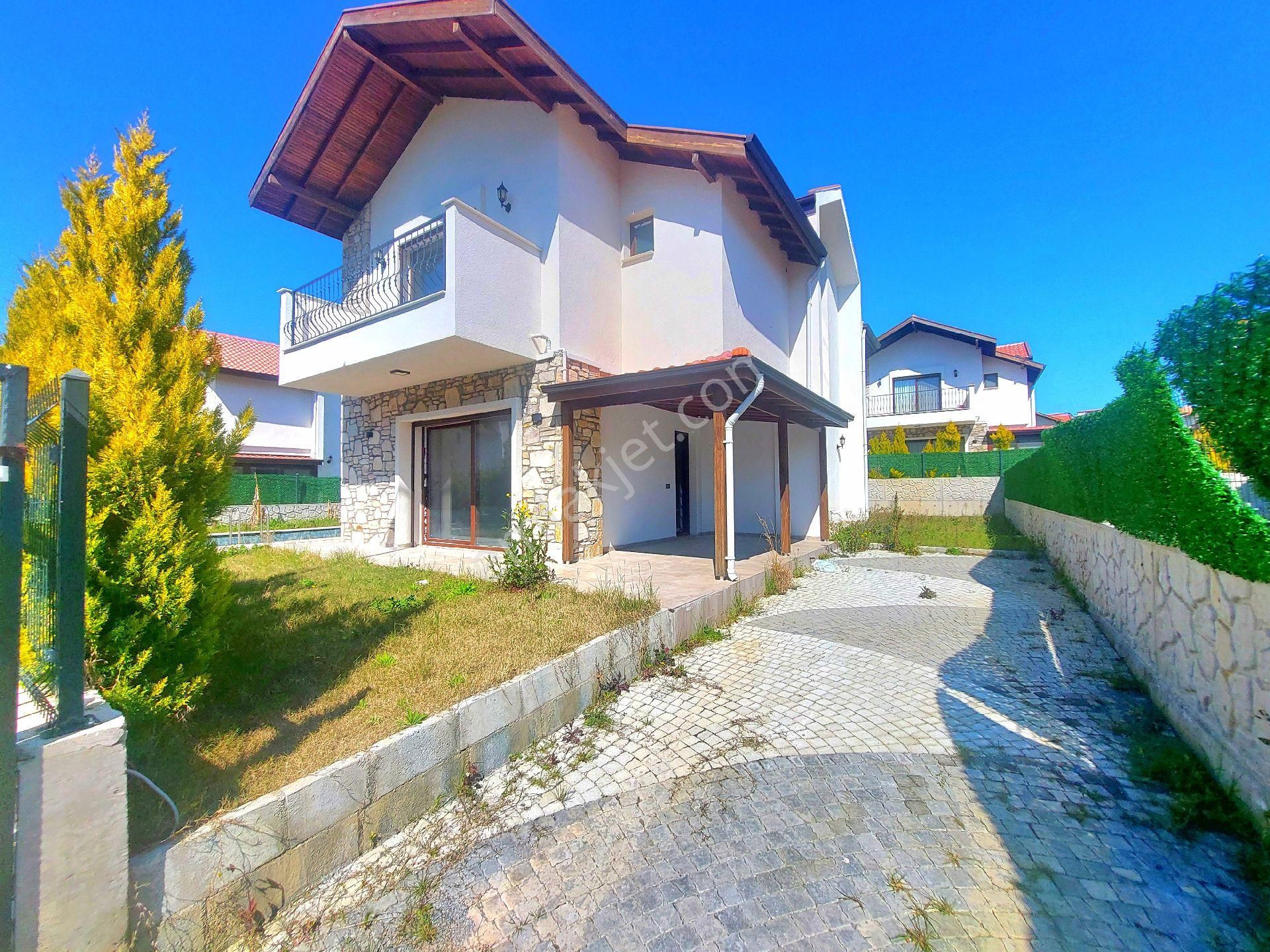 Ata Emlak'tan Özel Havuzlu Tek Müstakil Geniş Bahçeli Sıfır Villa - Görsel 2