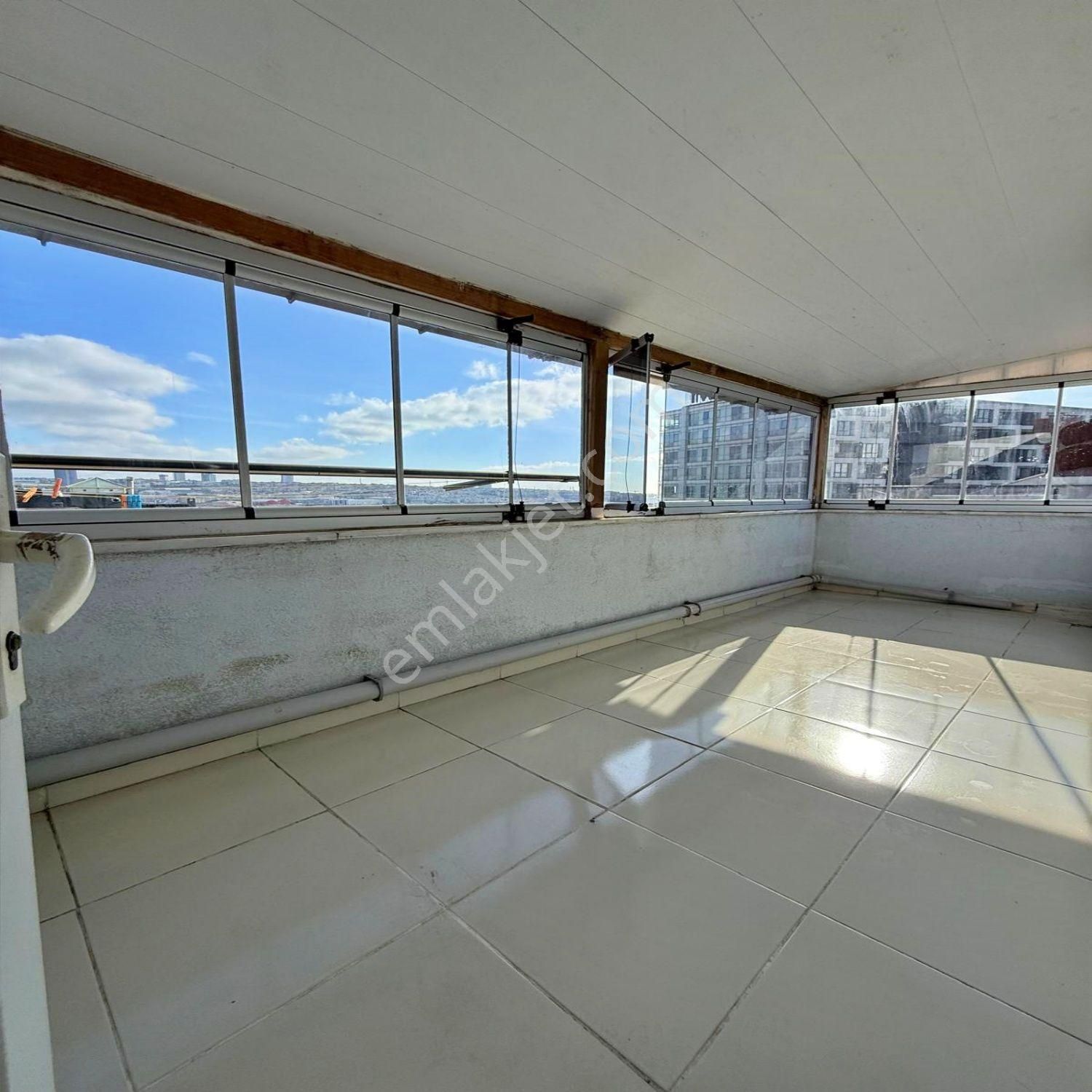 Beylikdüzü Yakuplu Mah'de Eşyalı 2+1 Kiralık Daire