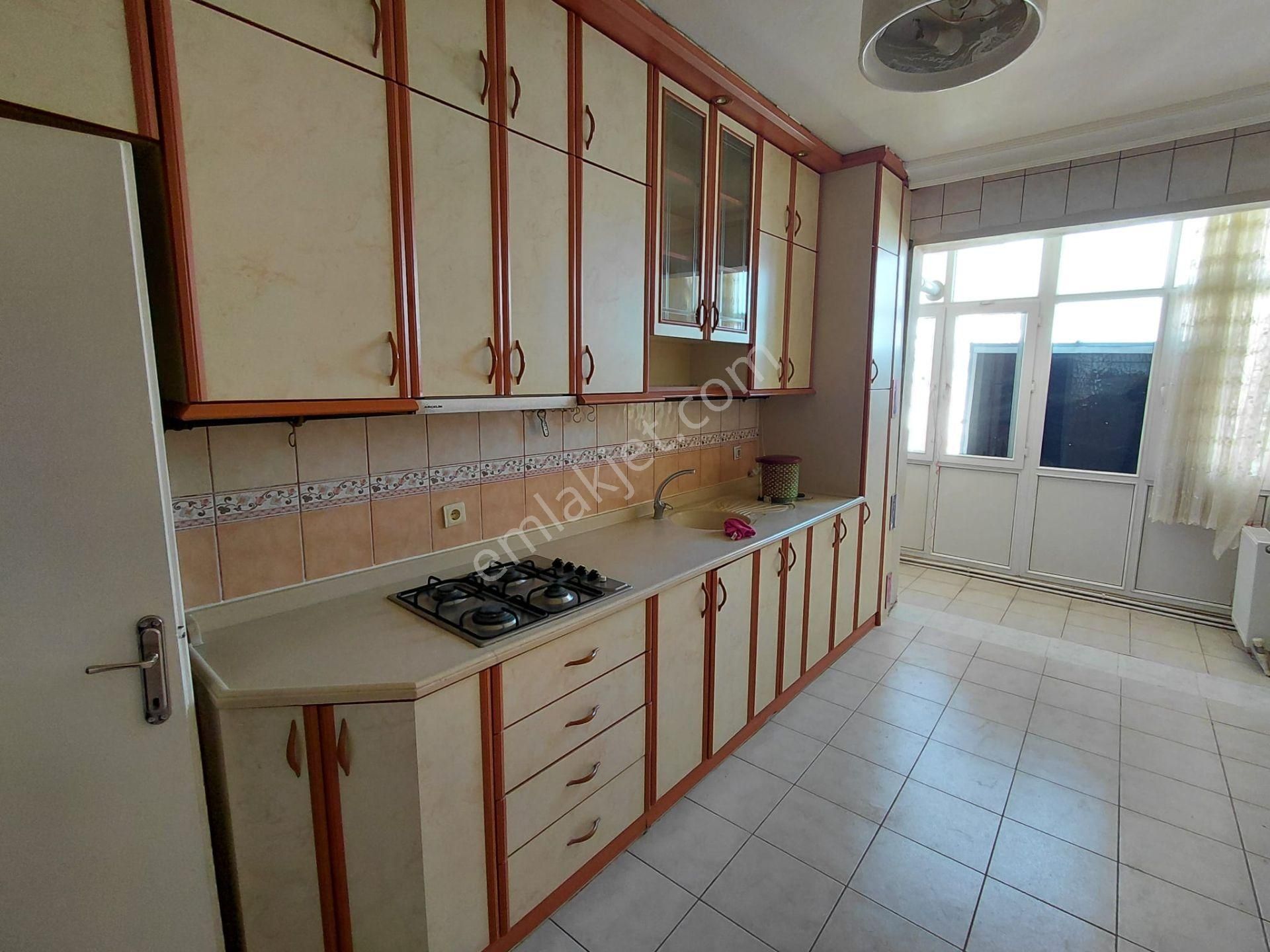 Emrah Çiftci'den Selçuklu Dumlupınar Mah.teknik Lise Yanı Kiralık 2+1 Bakımlı Daire - Görsel 4