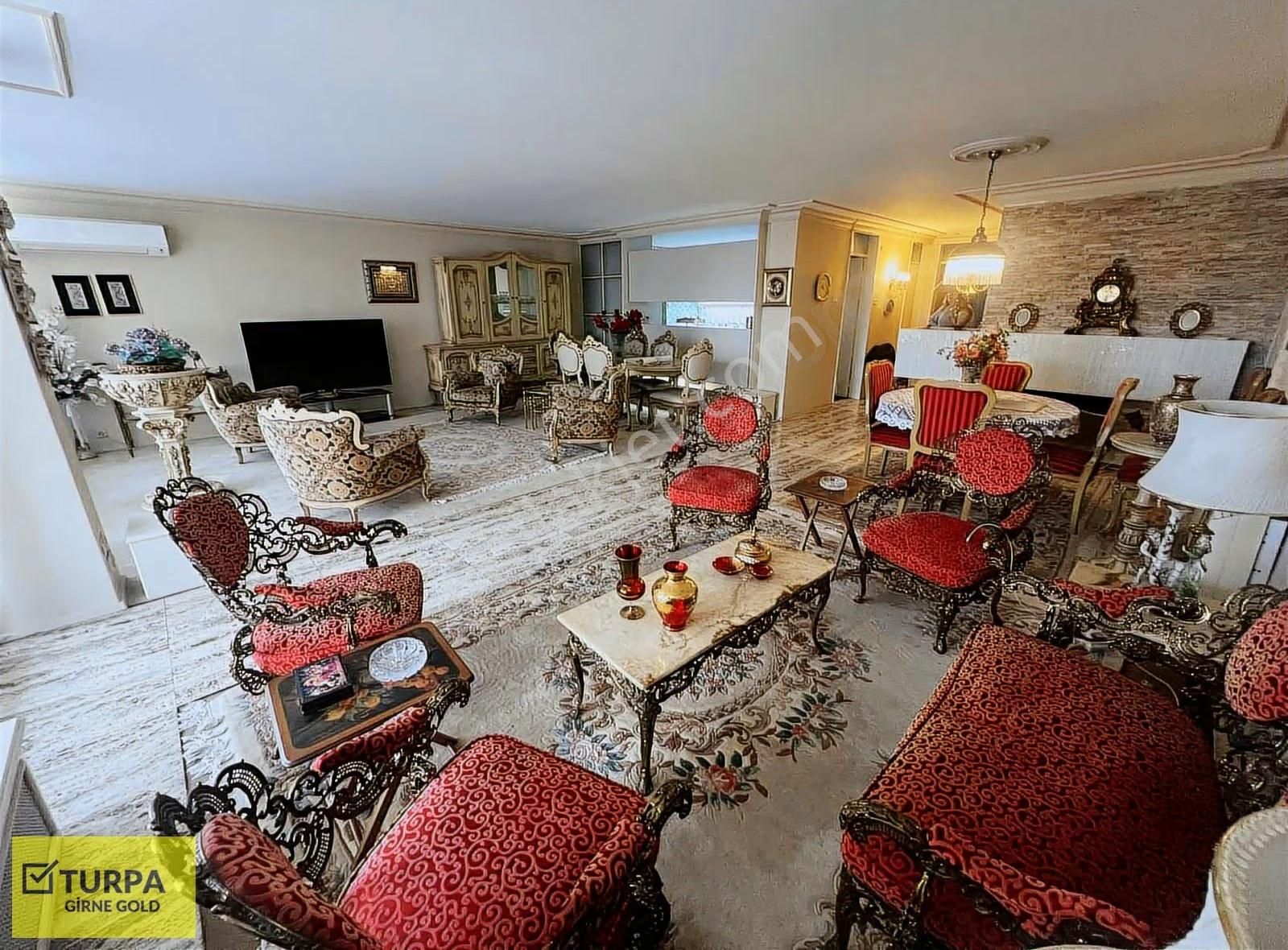 Karşıyaka Sahilde Muhteşem Deniz Manzaralı Eşyalı Satılık Daire