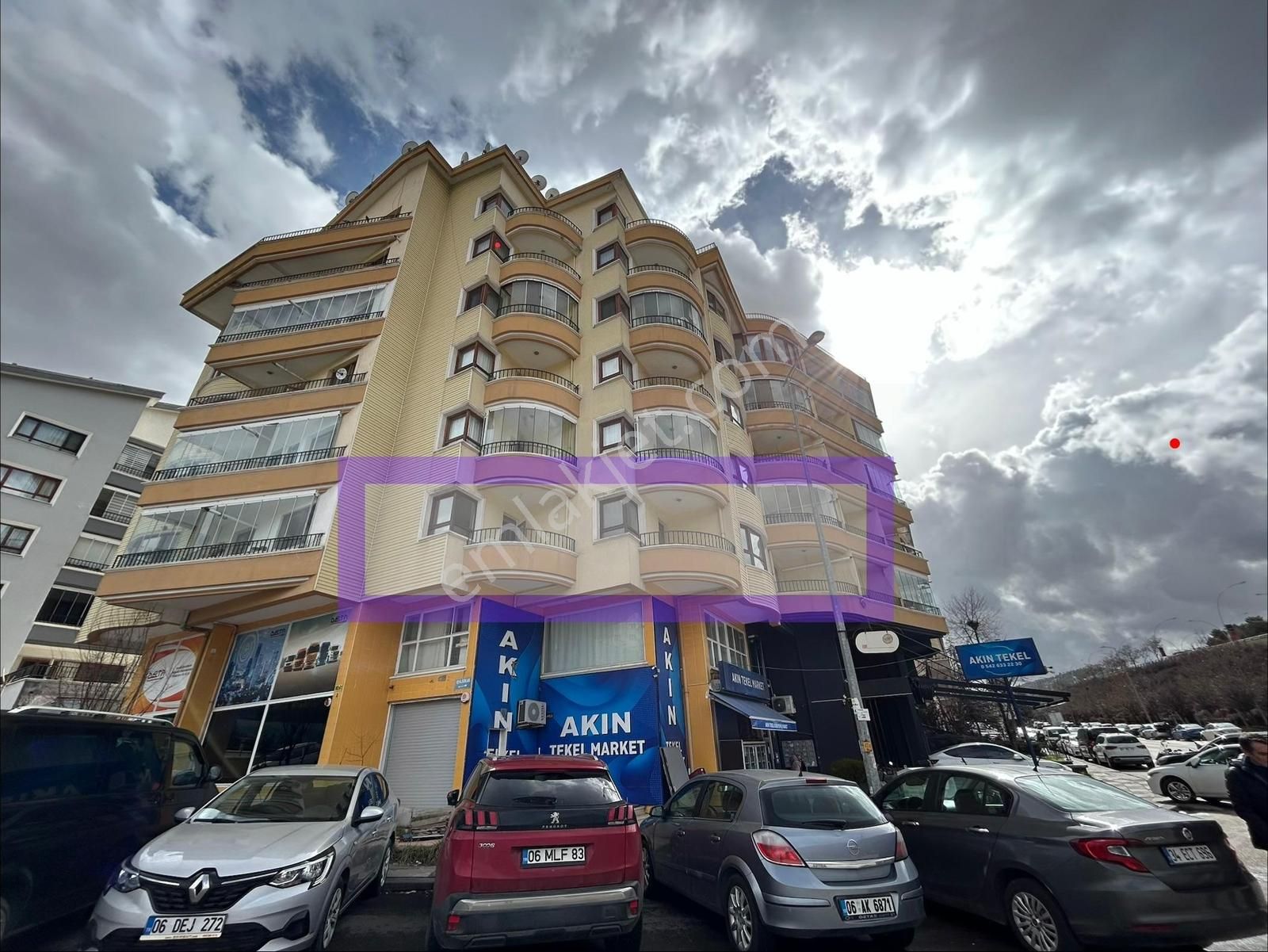 Emaks'tan/gökkuşağı Caddesinde/bakımlı/temiz/kilerli/3+1