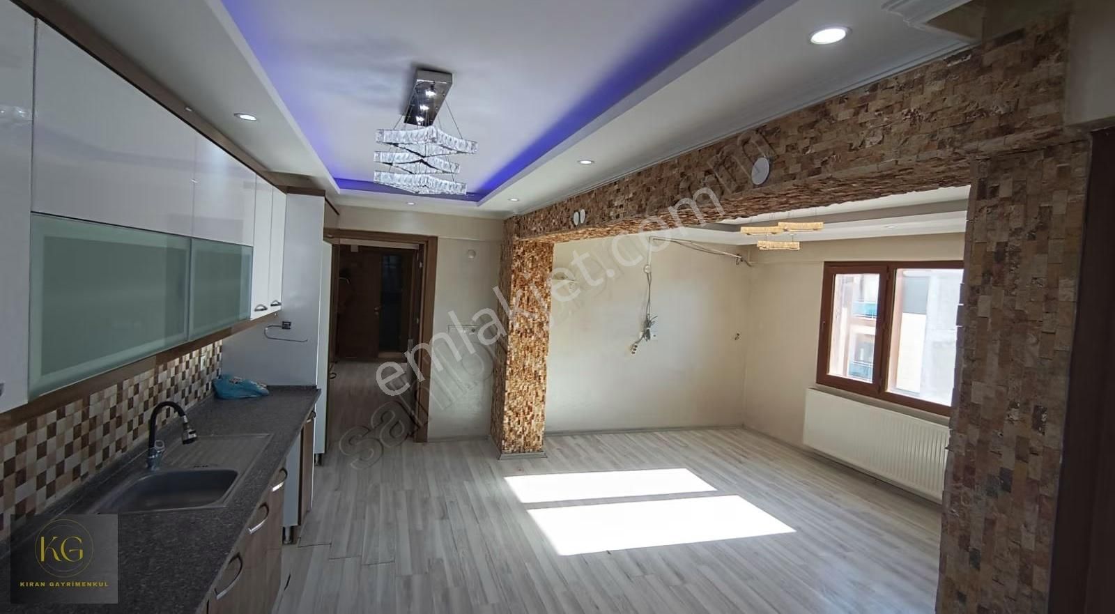 Manisa Yunusemre Muradiyede Satılık 2+1 Ara Kat Köşe Daire