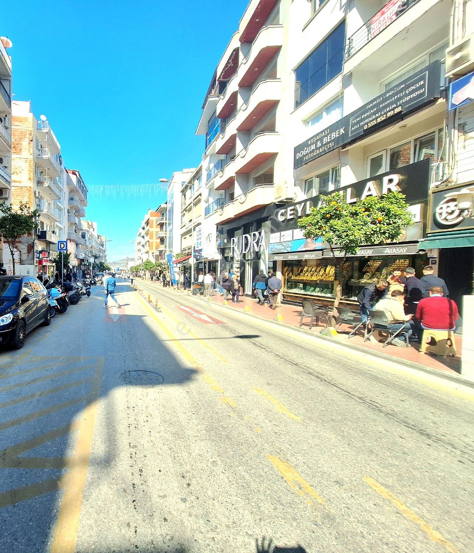 Kuşadası Tam Çarşı Merkezde,sahile 100metre,1+1 Eşyalı Kiralık Daire