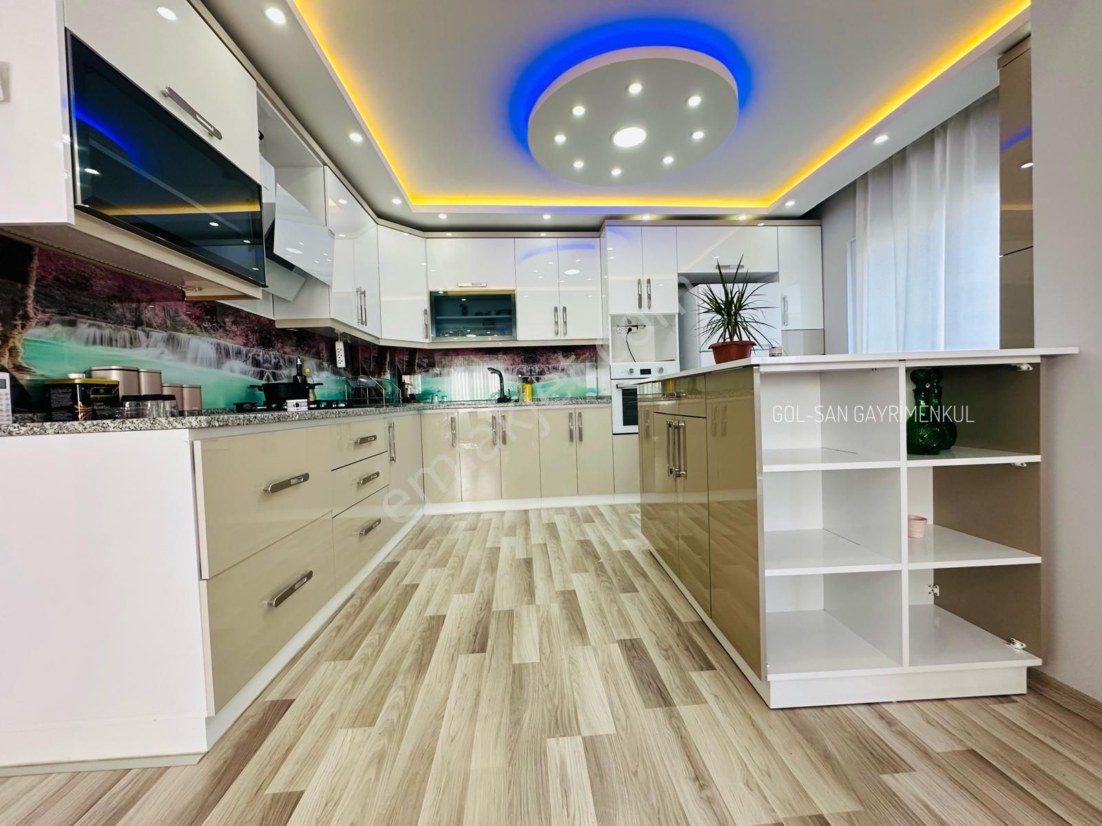 🏡 Göl-san Gayrimenkul’den 🏡 Şirinevler Mah. 2+1 150 M2 Satılık Arakat Daire