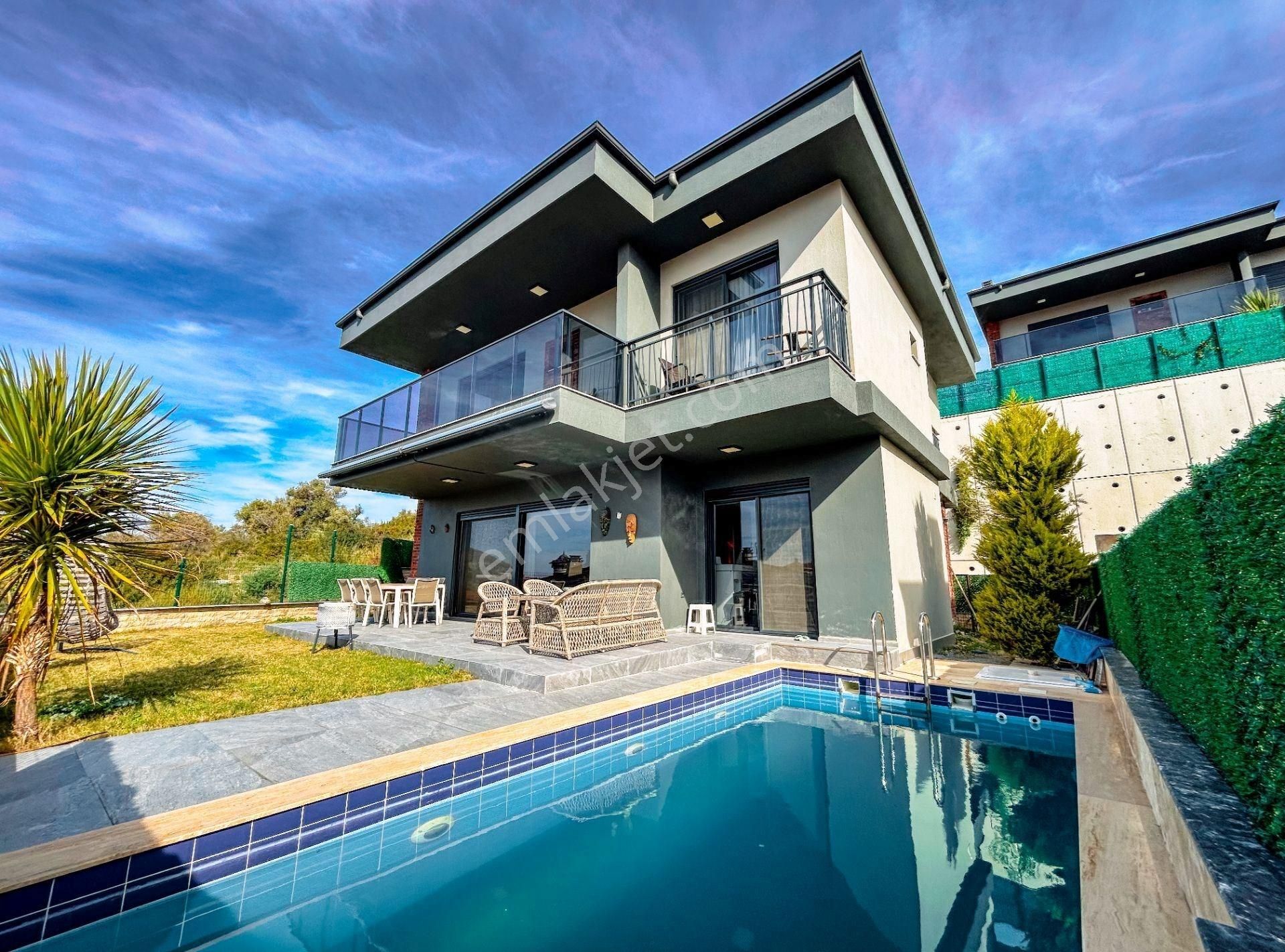 Kuşadası Bayralıdede Satılık Lüks Villa