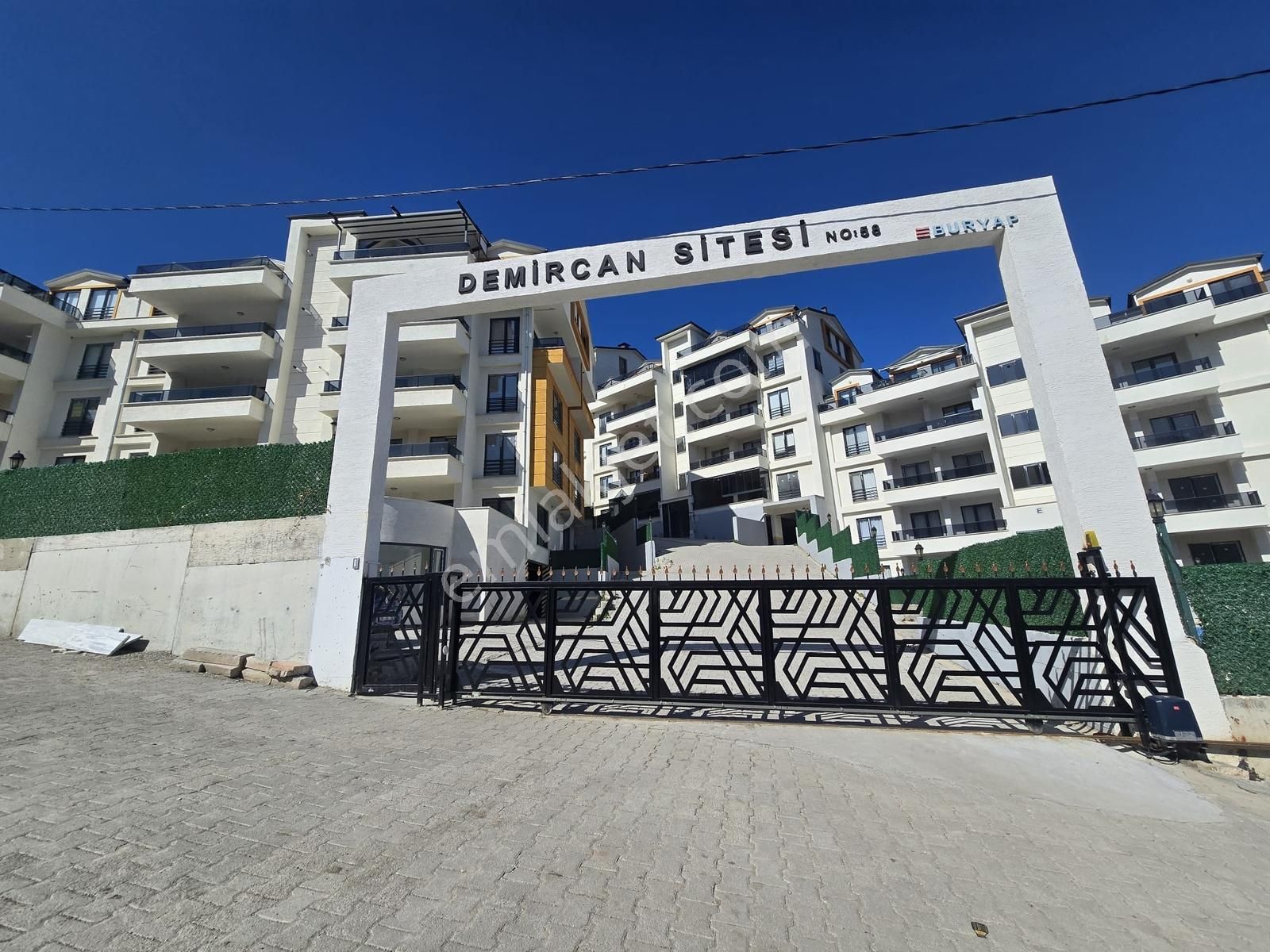 Tırpan'dan Halitpaşda Site İçi Sıfır 3+1 Ara Kat Satılık Daire