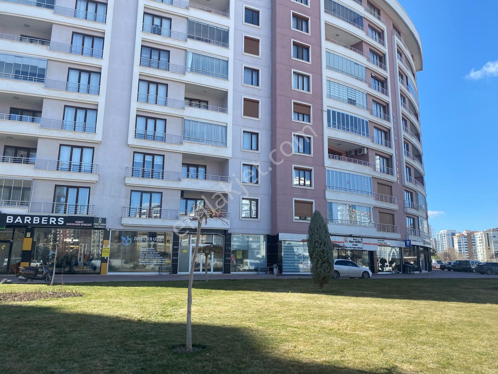 Şefikcan Caddesine Cephe Satılık Dükkan