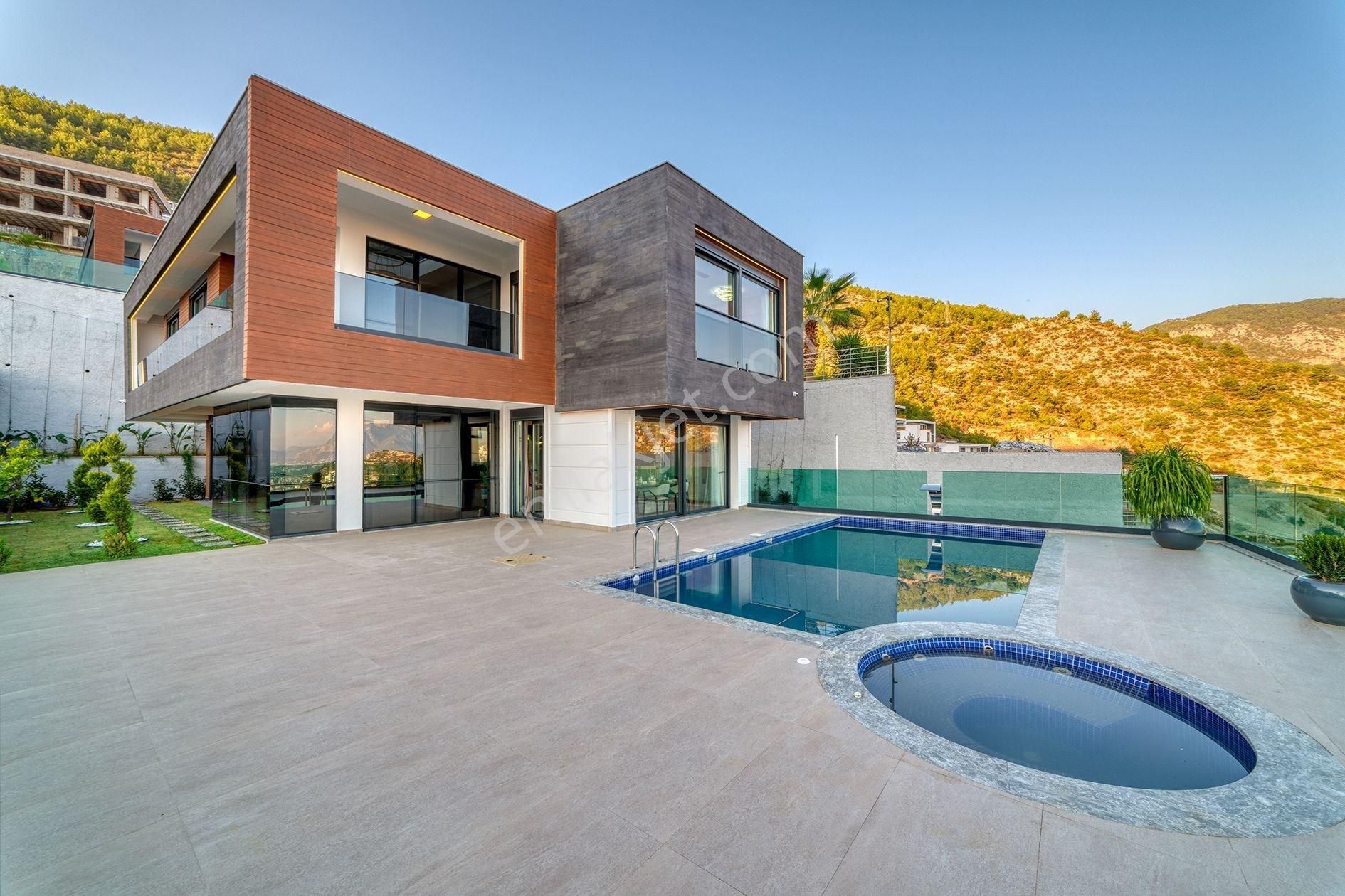 Alanya Tepe Modern Mimariye Sahip 4+1 Eşsiz Manzaralı Özel Villa - Görsel 31