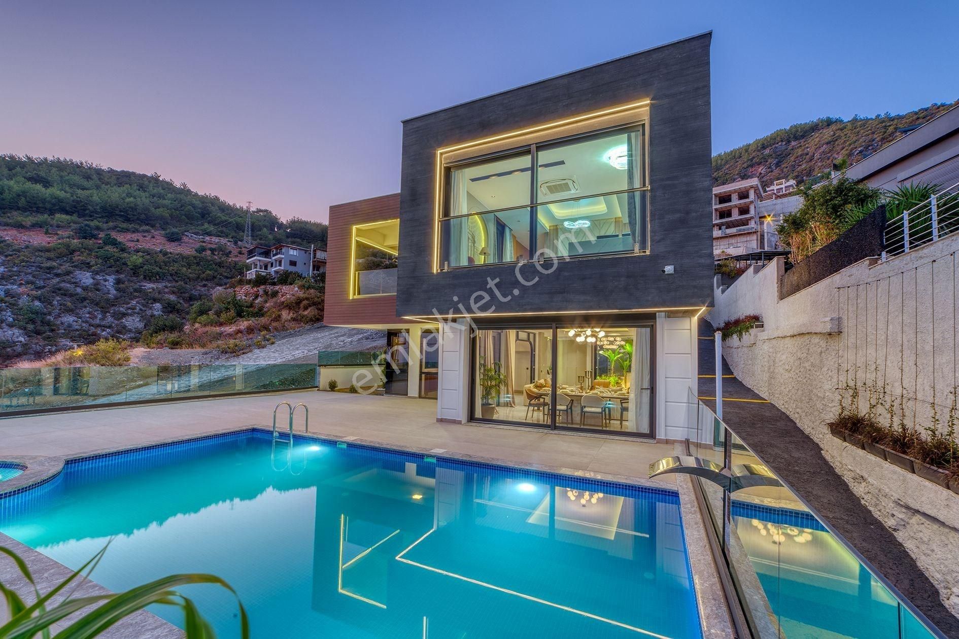 Alanya Tepe Modern Mimariye Sahip 4+1 Eşsiz Manzaralı Özel Villa - Görsel 2