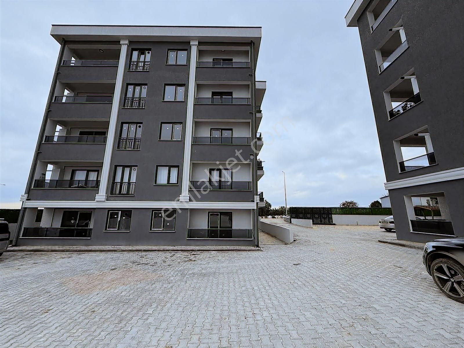 Yolçatıda Site İçi Kiralık Daire Geniş Balkonlu Önü Açık - Görsel 3