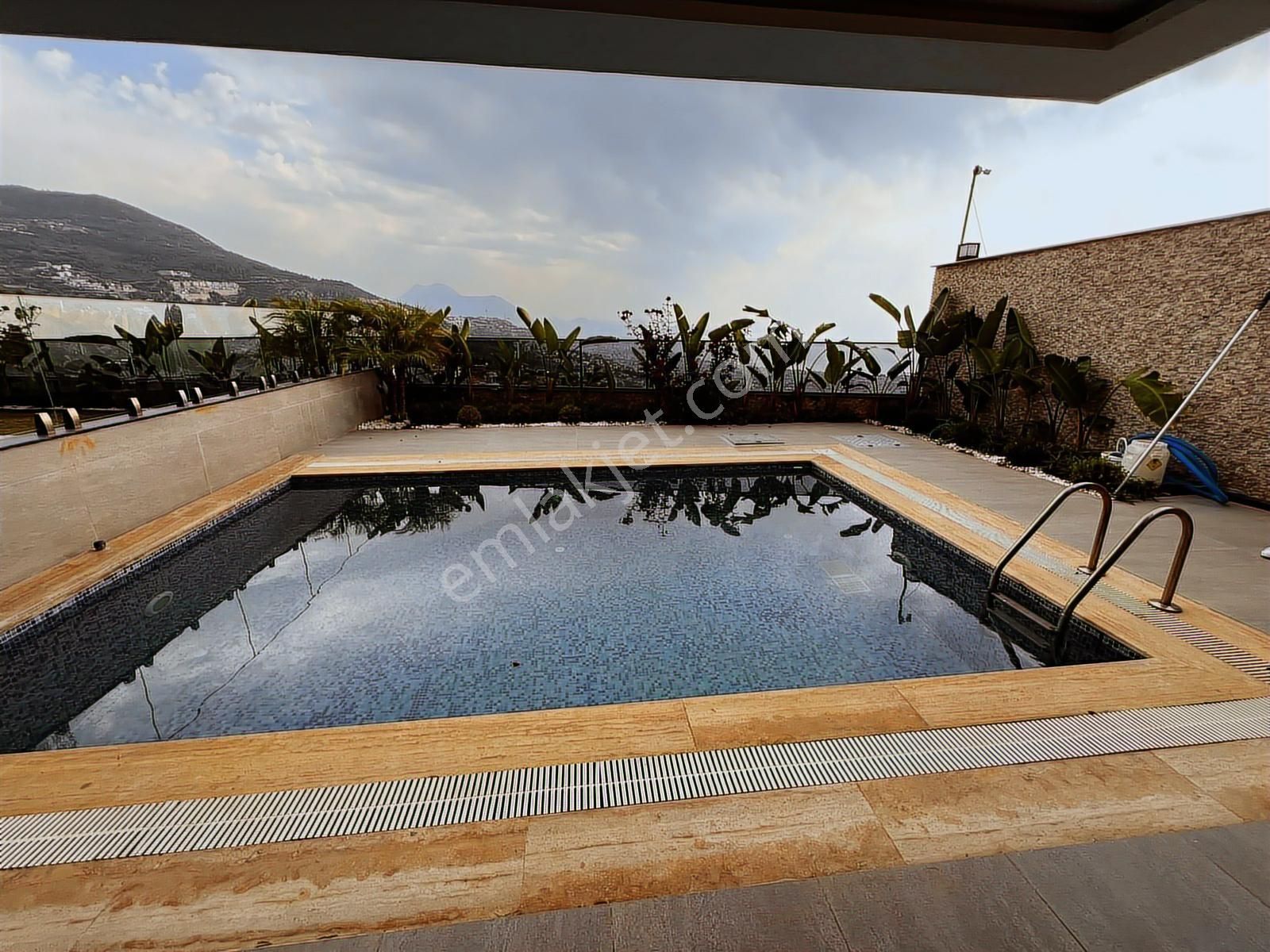 Alanya Tepe 3+2 200m2 Müstakil Havuzlu Lüxxx Triplex Villaaaaaaa - Görsel 16