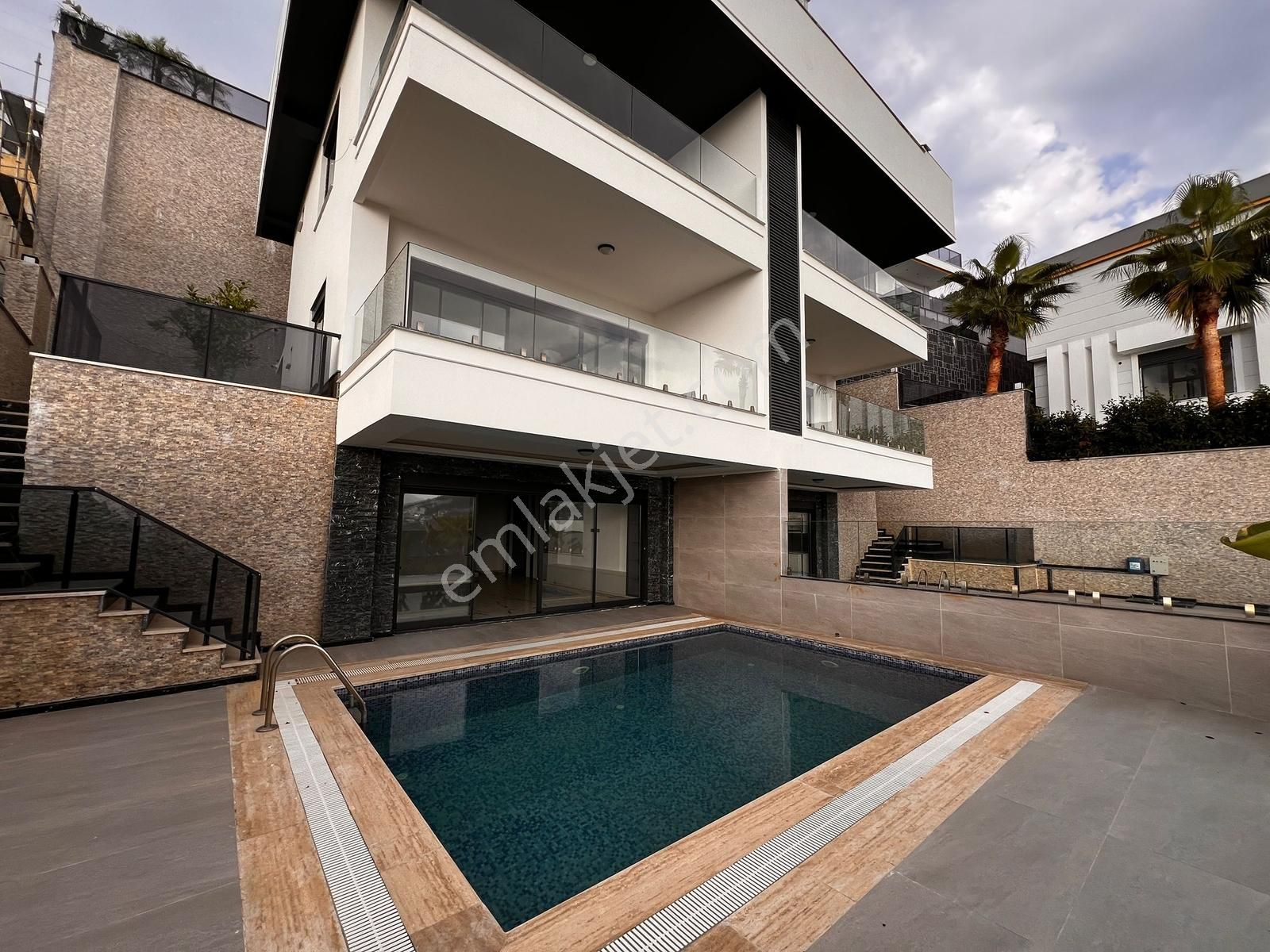 Alanya Tepe 3+2 200m2 Müstakil Havuzlu Lüxxx Triplex Villaaaaaaa