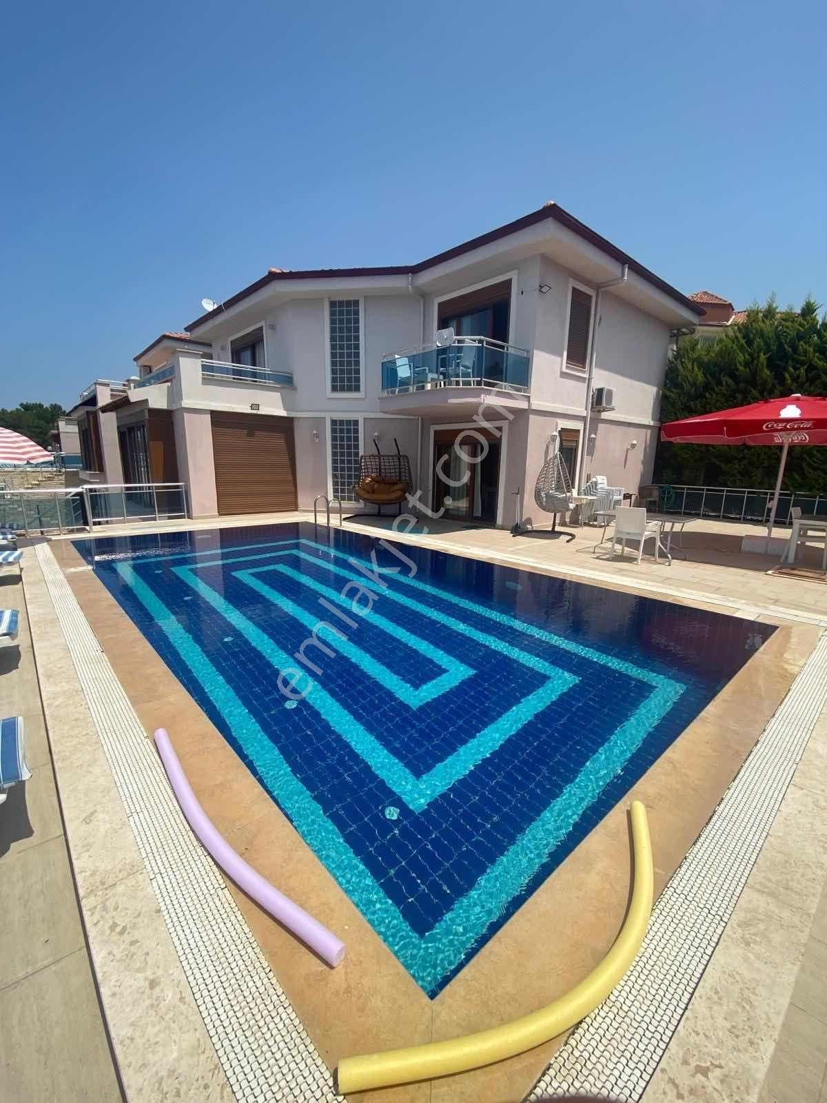 Kuşadası Soğucak'ta 5+1 Satılık Villa