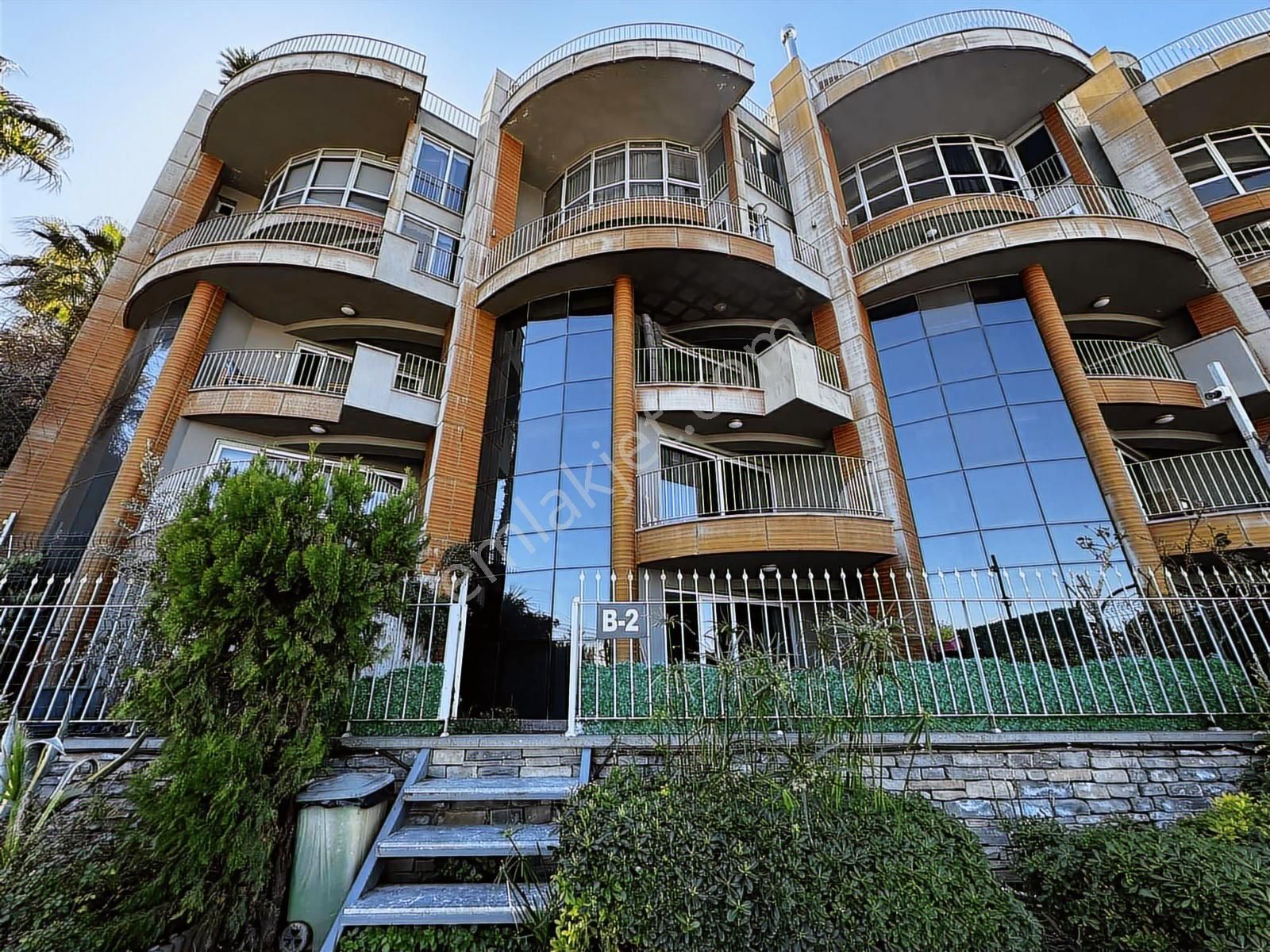 Narlıdere Doruk Life Sitesinde Deniz Manzaralı Lüks Villa