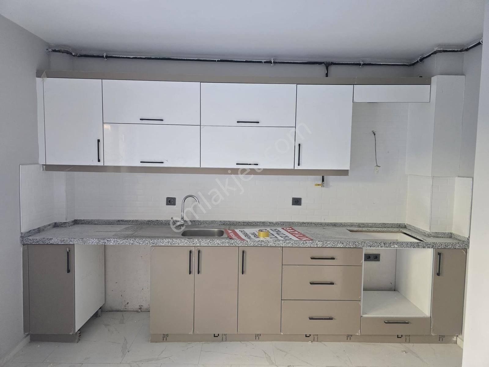 Tırpan'dan Halitpaşa Mah.sıfır Havuzlu Site İçi Arakat 3+1 Daire