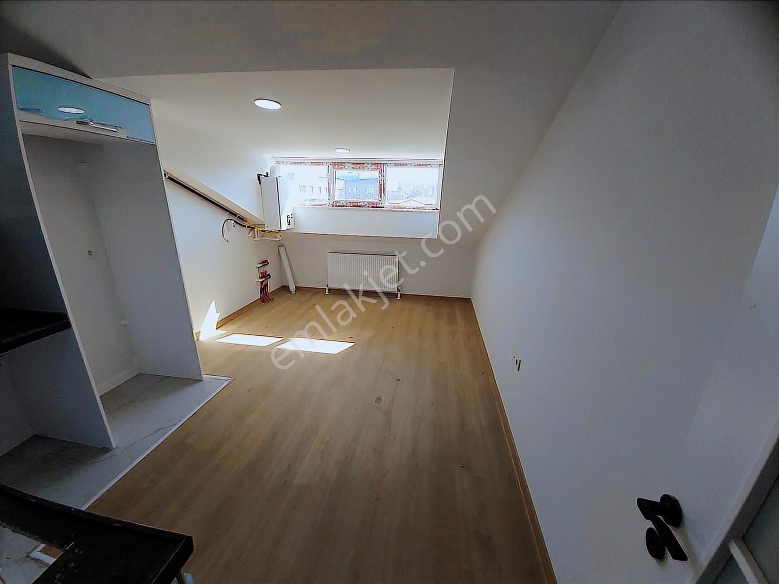 Aktaştan Merkeze Yakın Yeni Binada Otoparklı1+1 Çatı Katı Daire - Görsel 8