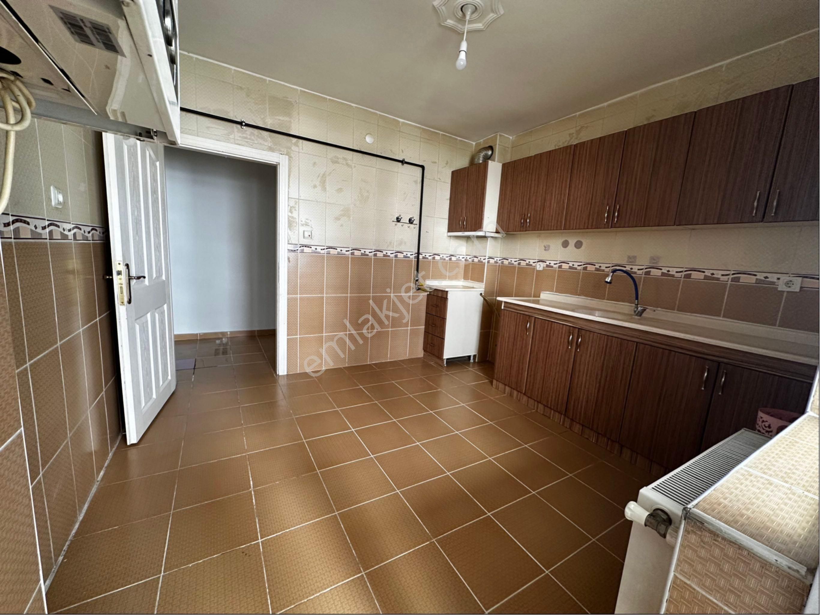 Osmangazi Baştuğ Sokakta Asansörlü Üst Katta Kiralık 3+1 - Görsel 7