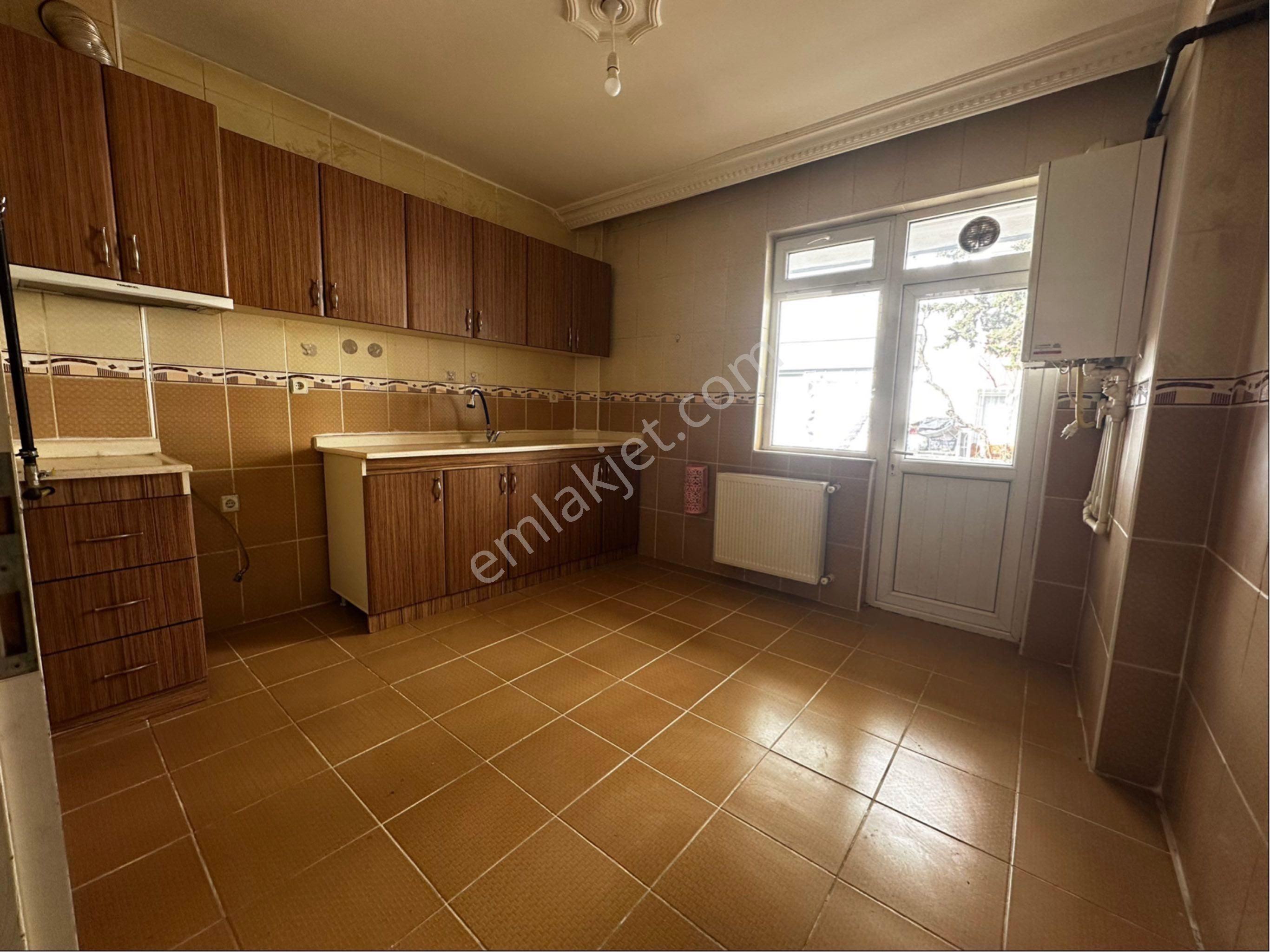 Osmangazi Baştuğ Sokakta Asansörlü Üst Katta Kiralık 3+1 - Görsel 3