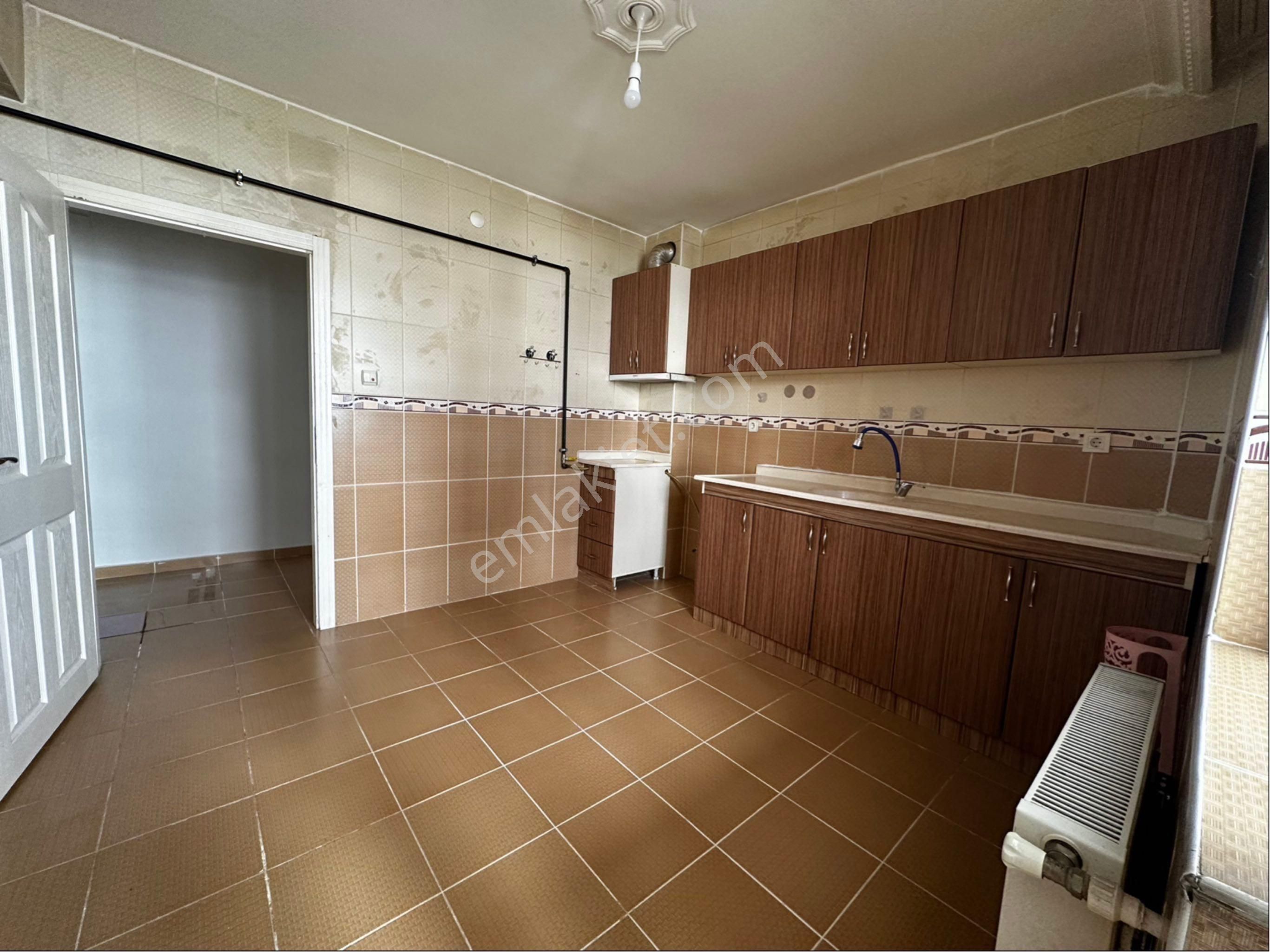 Osmangazi Baştuğ Sokakta Asansörlü Üst Katta Kiralık 3+1 - Görsel 4