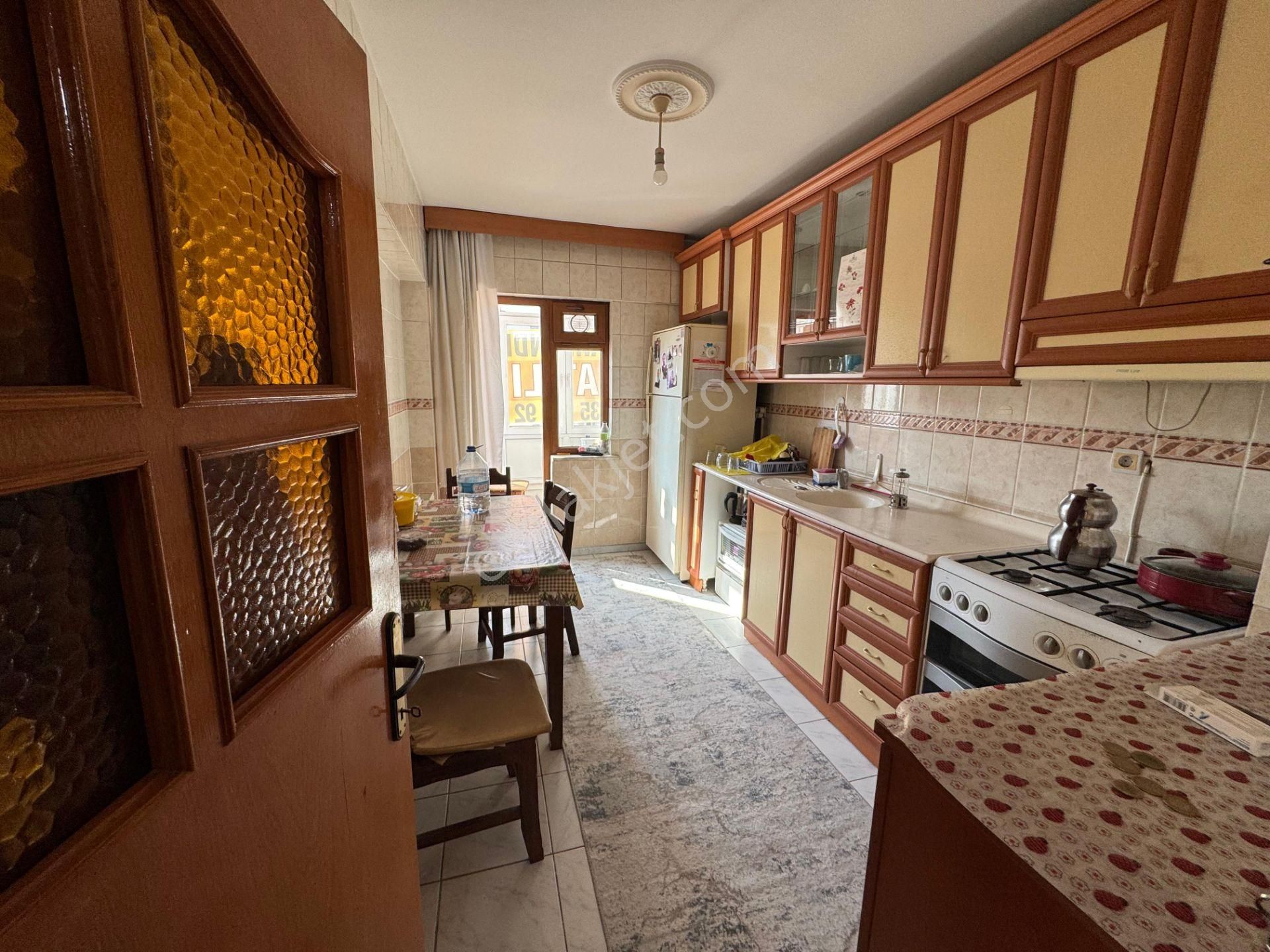 Es-astan Selçuklu Mahallesinde Cadde Üzerinde Ara Katta Geniş Metrekareli Daire - Görsel 2