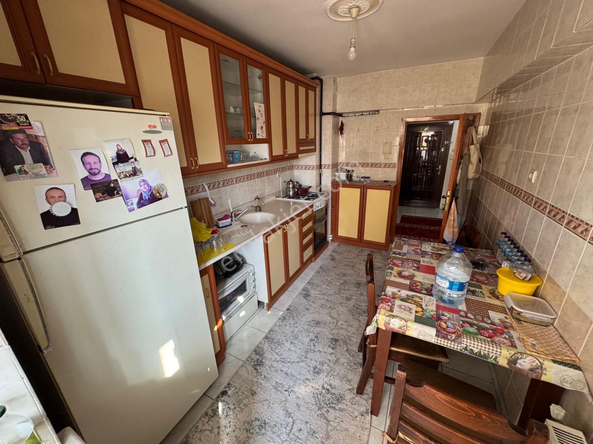 Es-astan Selçuklu Mahallesinde Cadde Üzerinde Ara Katta Geniş Metrekareli Daire - Görsel 3