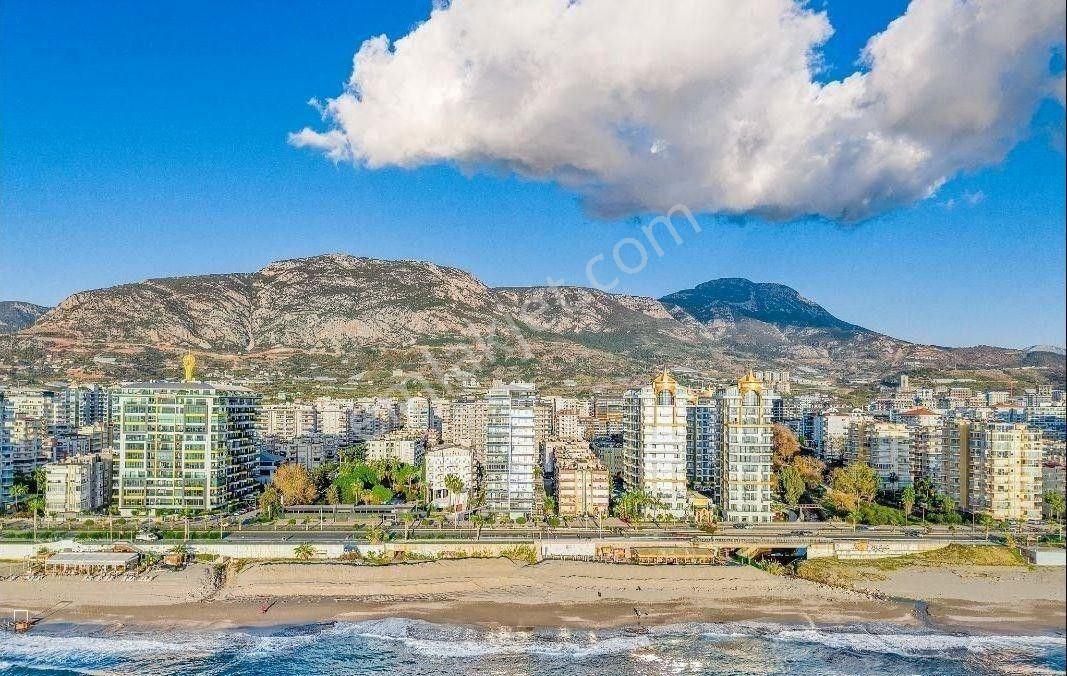 Alanya Mahmutlar’da Denize İlk Bina Lüks Sitede 1+1 Dubleks Daire