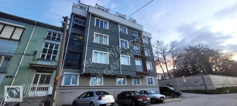 Zincirlikuyu'da Ara Kat Balkonlu Satılık 3+1 Özel Tasarım Daire