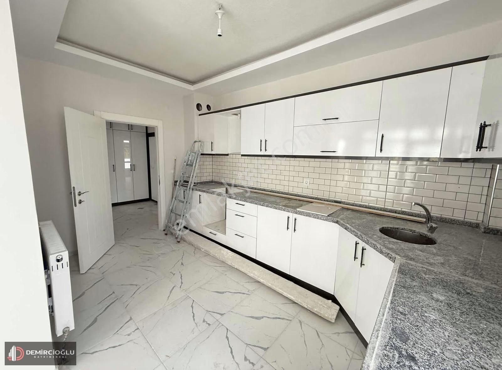 Papatya Cad. **187m2 3+1**// Çift Banyo // Sıfır Oturuma Hazır