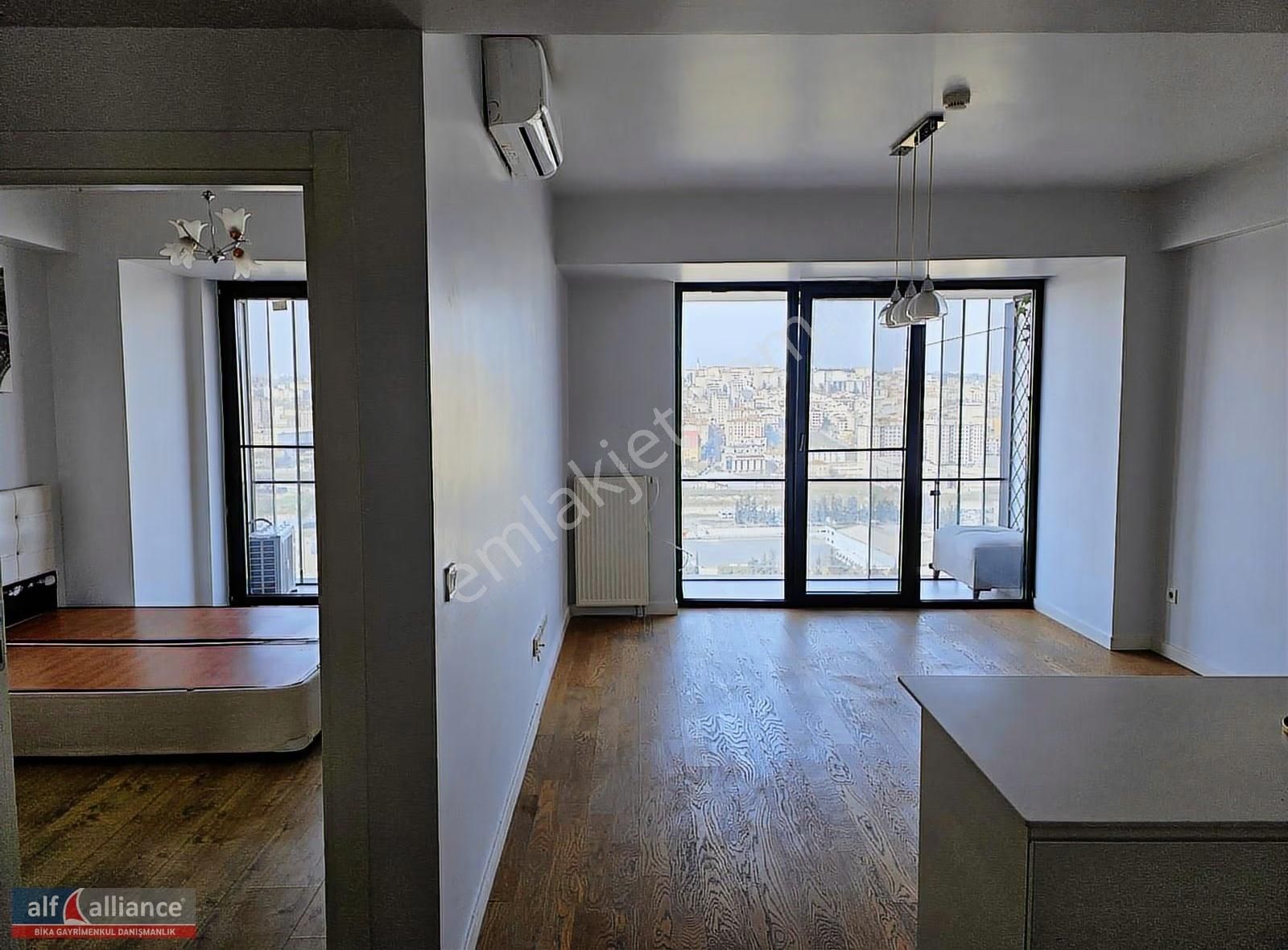 İstwest Sitesinde 75m² 1+1 Balkonlu Kısmi Eşyalı Satılık Daire