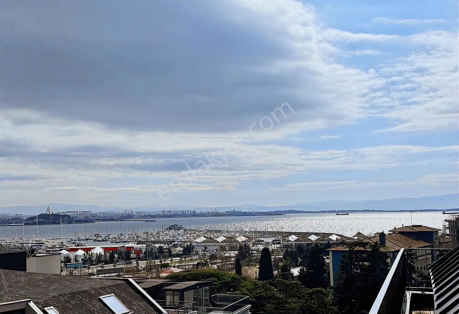 Pendik Sahilde Yeni Binada Deniz Manzaralı Çatı Dubleksi 160 M2