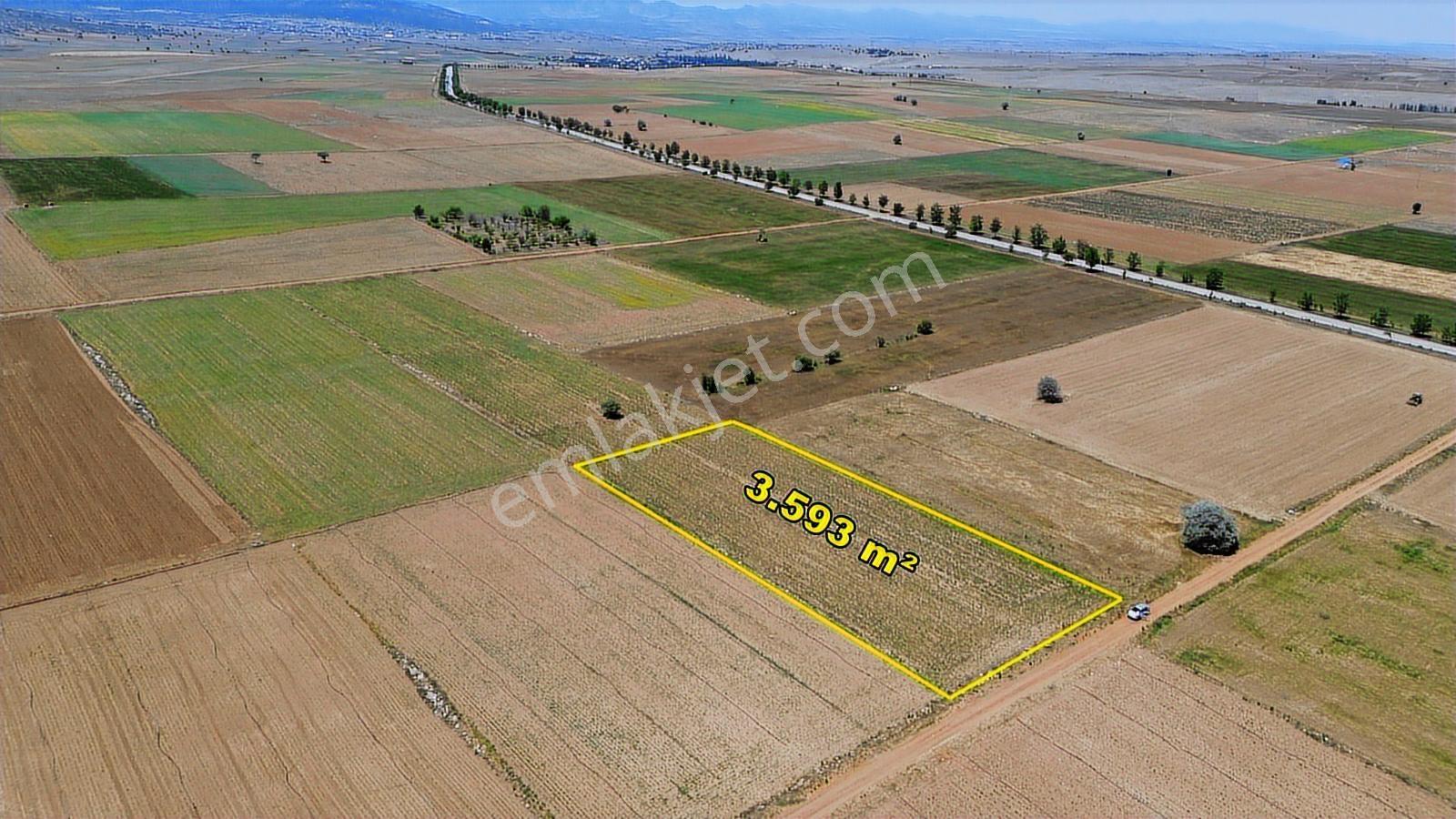 Akören Orhaniye'de 3.593 M² Asfalt Yola Yakın Müstakil Tarla