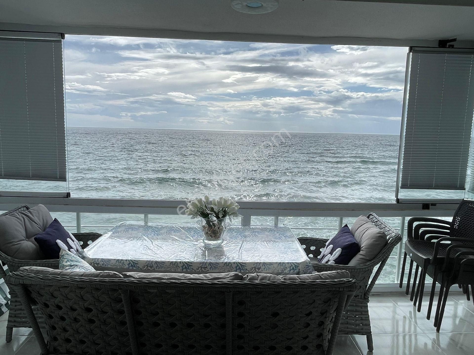 Tiyap'tan Büyükçekmece Celaliye’de Denize Sıfır 1+1 Satılık Yalı Daire