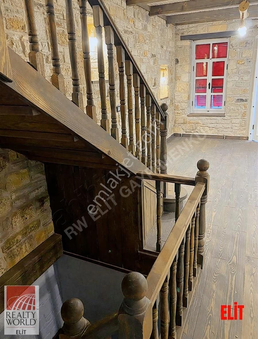 Yeni Foça'da Tarihi Dokunun Zarafetiyle Buluşan Özel Taş Villa - Görsel 11