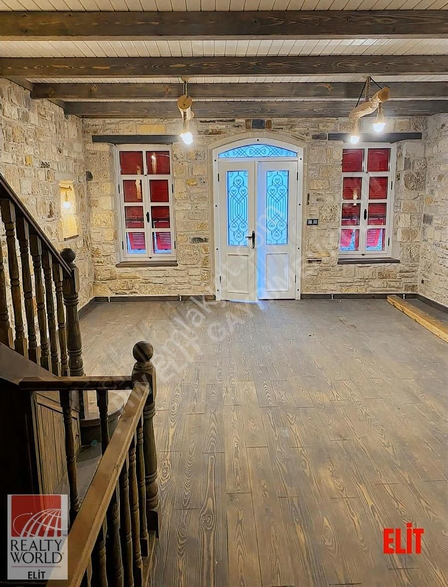 Yeni Foça'da Tarihi Dokunun Zarafetiyle Buluşan Özel Taş Villa - Görsel 10