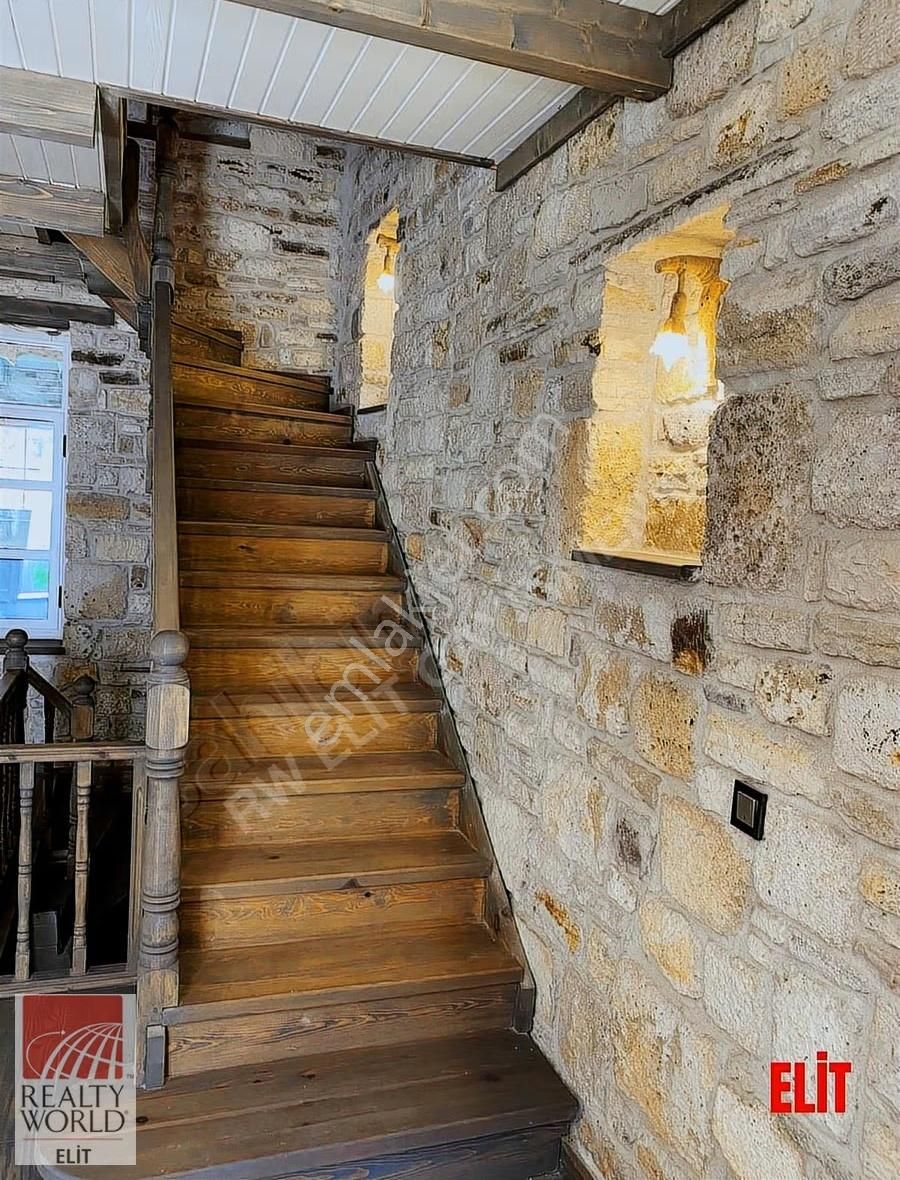 Yeni Foça'da Tarihi Dokunun Zarafetiyle Buluşan Özel Taş Villa - Görsel 26