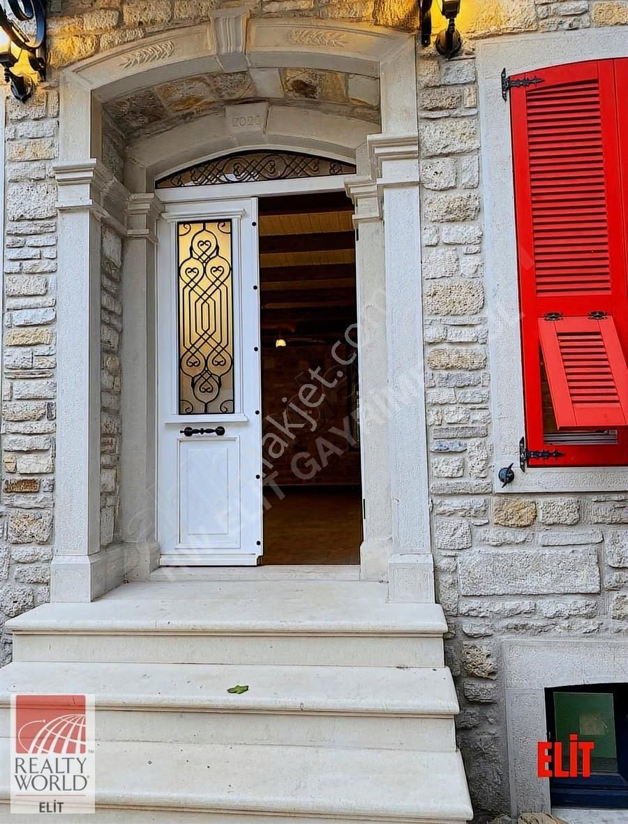 Yeni Foça'da Tarihi Dokunun Zarafetiyle Buluşan Özel Taş Villa - Görsel 18