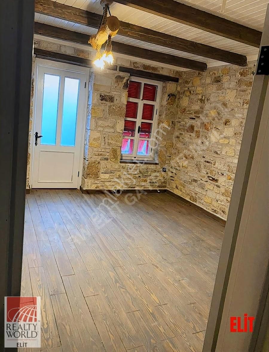 Yeni Foça'da Tarihi Dokunun Zarafetiyle Buluşan Özel Taş Villa - Görsel 8