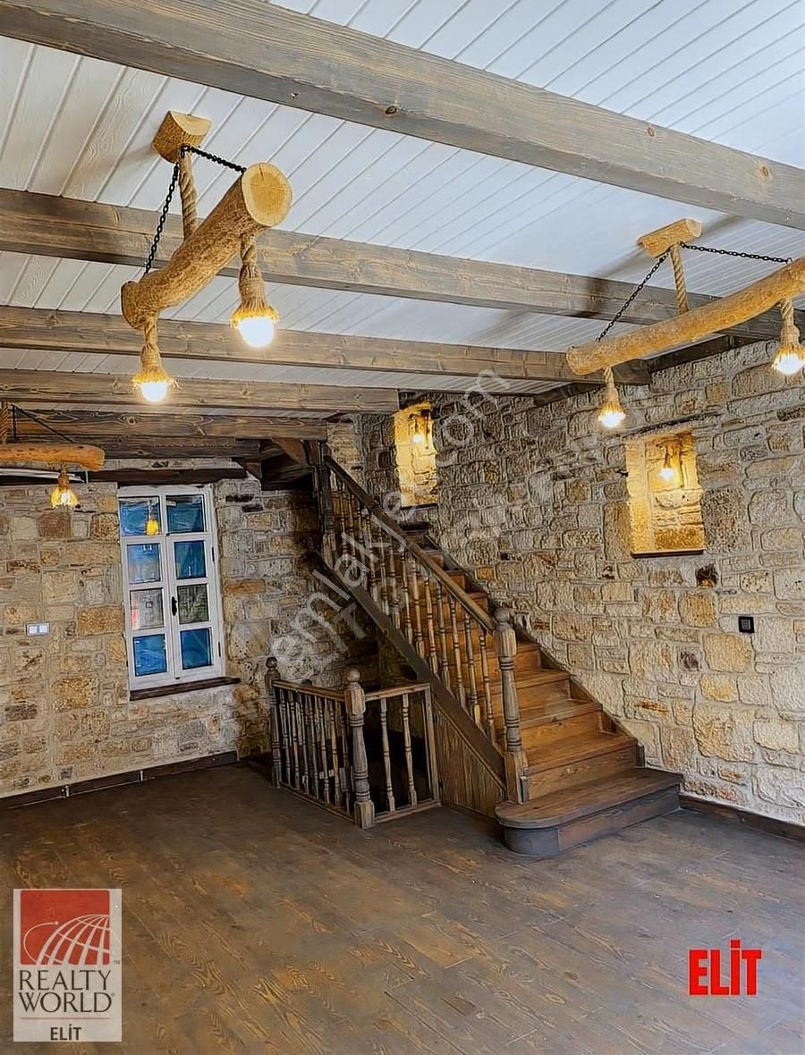 Yeni Foça'da Tarihi Dokunun Zarafetiyle Buluşan Özel Taş Villa - Görsel 20