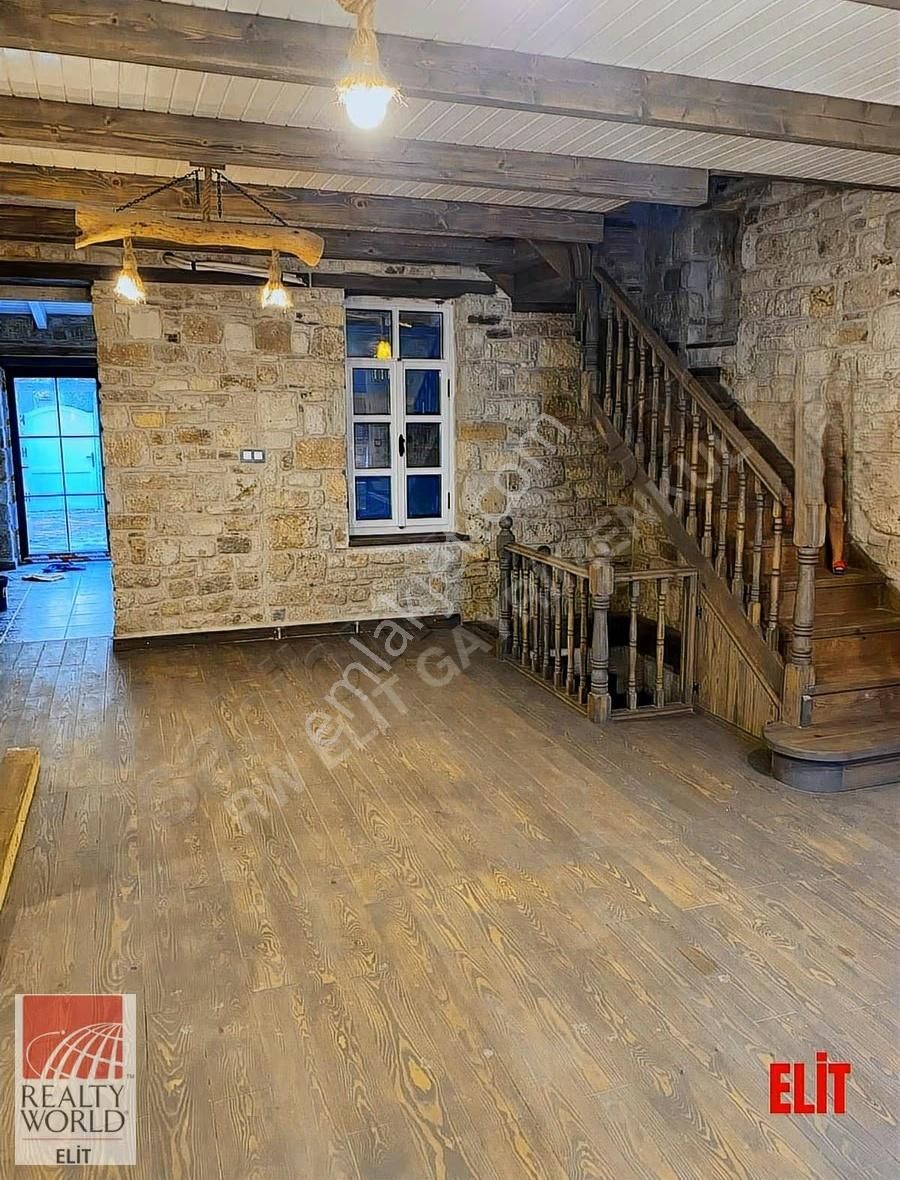 Yeni Foça'da Tarihi Dokunun Zarafetiyle Buluşan Özel Taş Villa - Görsel 19