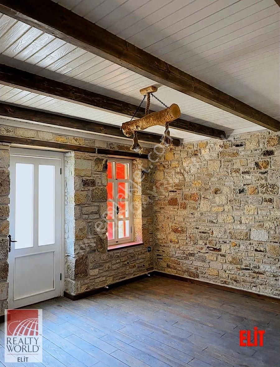 Yeni Foça'da Tarihi Dokunun Zarafetiyle Buluşan Özel Taş Villa - Görsel 9