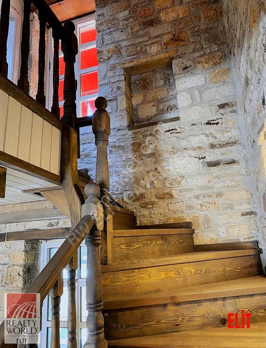 Yeni Foça'da Tarihi Dokunun Zarafetiyle Buluşan Özel Taş Villa - Görsel 6