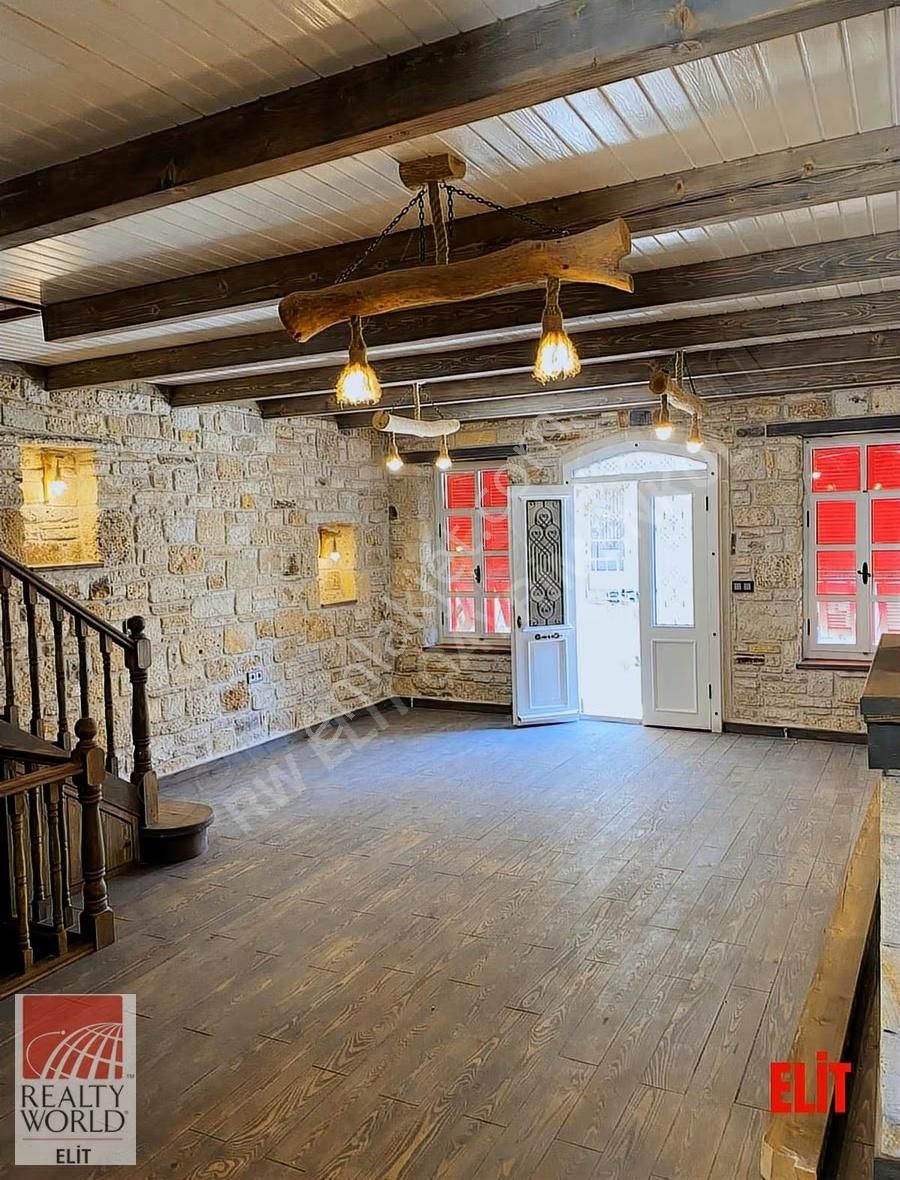 Yeni Foça'da Tarihi Dokunun Zarafetiyle Buluşan Özel Taş Villa - Görsel 12