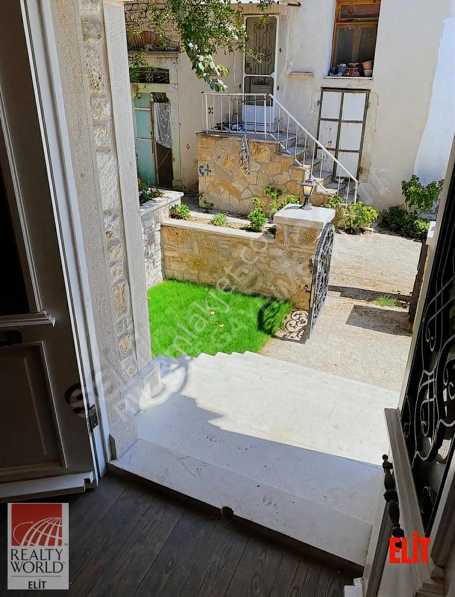 Yeni Foça'da Tarihi Dokunun Zarafetiyle Buluşan Özel Taş Villa - Görsel 27